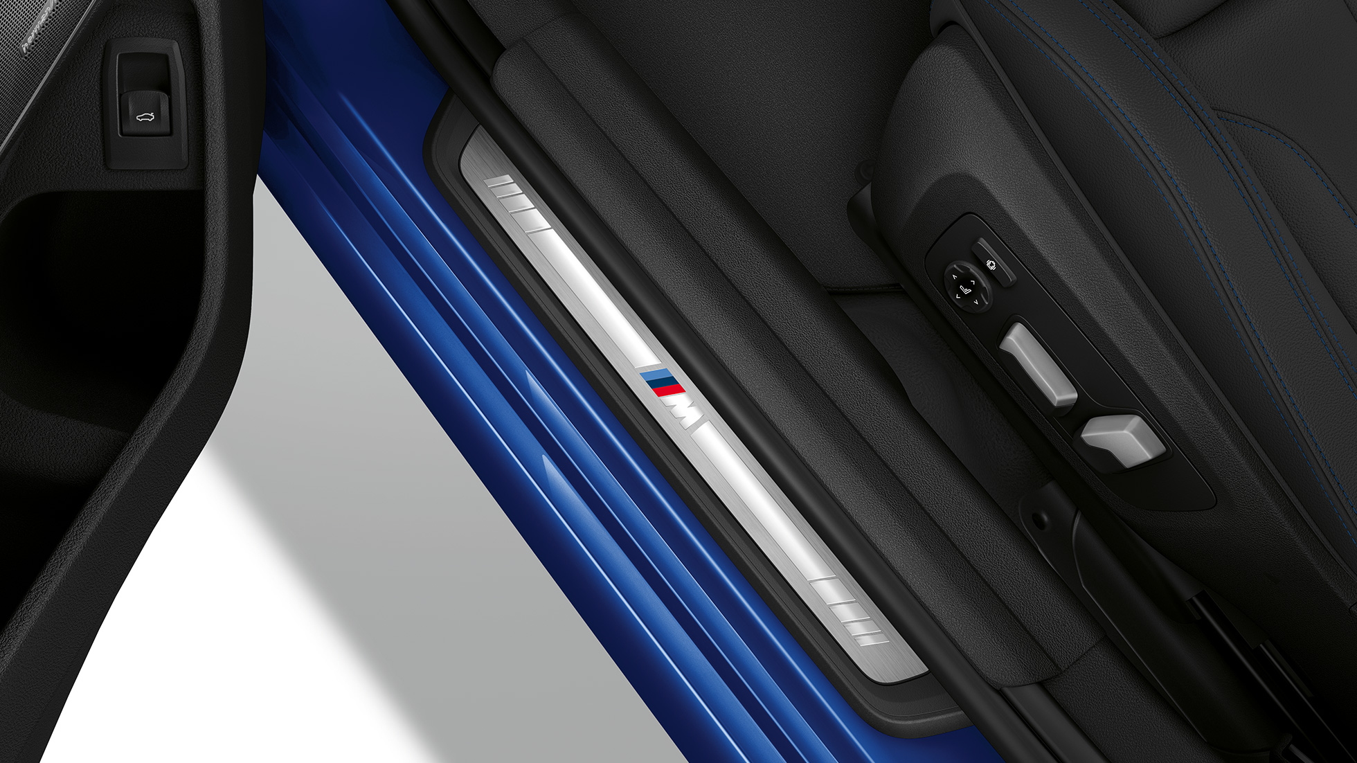 Prag portieră BMW Seria 3 Sedan model M Sport. Perspectivă de sus a pragului portierei BMW Seria 3 Sedan echipat cu modelul M Sport.
