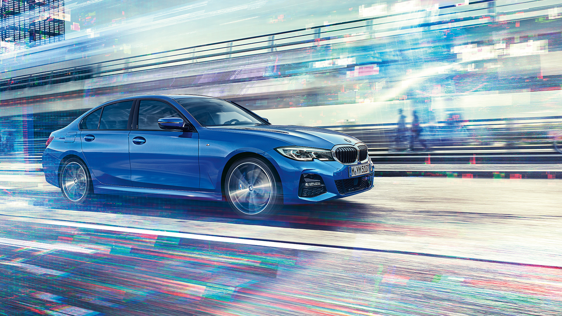 Imagine din lateral cu BMW Seria 3 Sedan, rulând Imagine cu partea laterală a BMW Seria 3 Sedan, rulând pe timpul zilei într-un peisaj urban