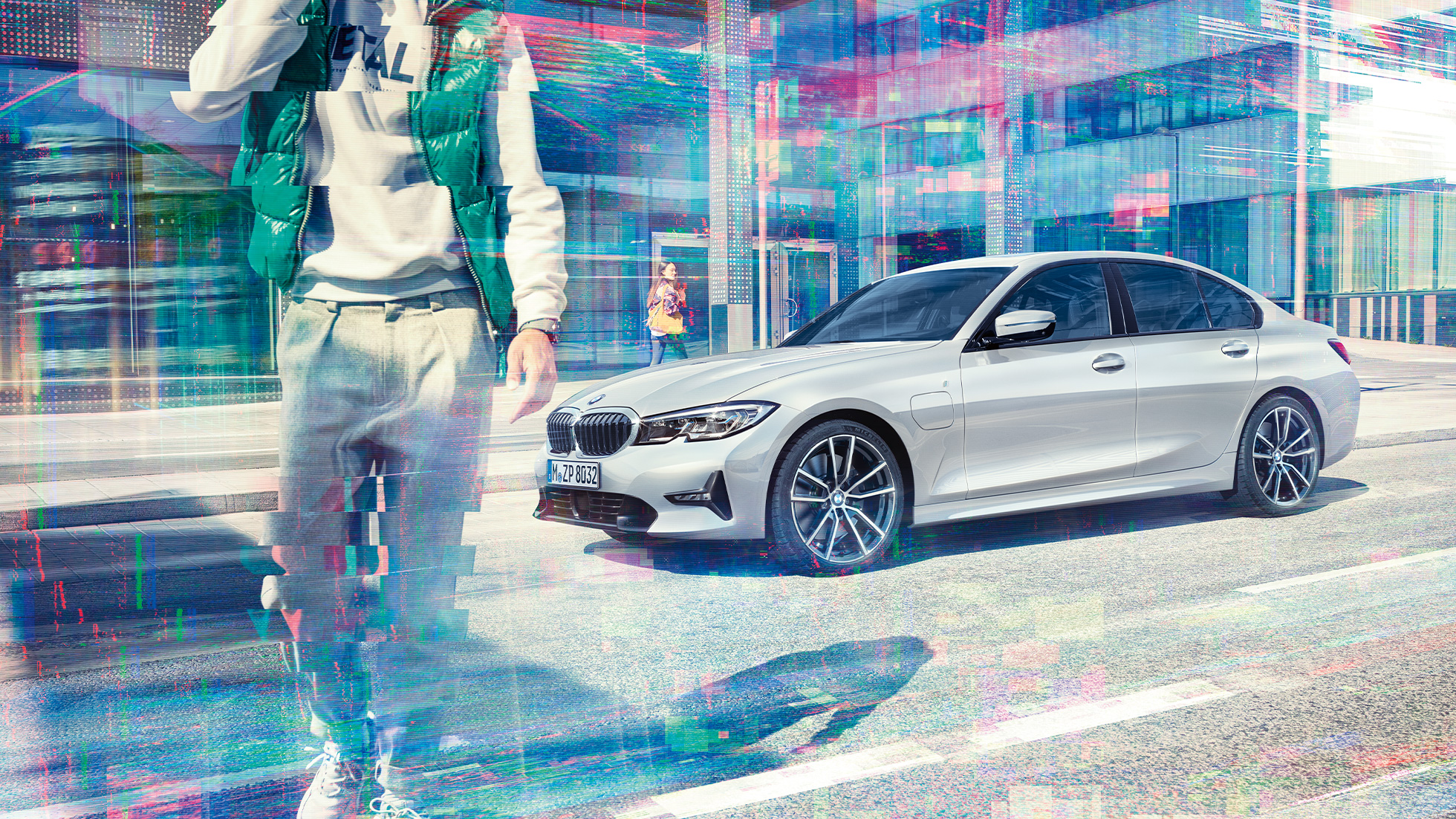 Imagine cu partea laterală a BMW 330e Imagine cu partea laterală a BMW 330e, G20, în Argintiu Glacier metalizat, rulând