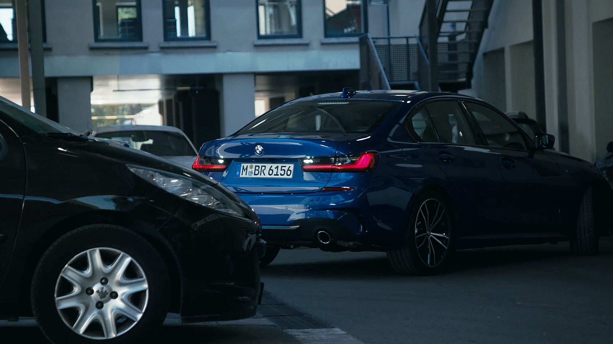Asistent pentru mersul în marşarier, BMW Seria 3 Sedan Imagine în prim-plan cu display-ul din habitaclul BMW Seria 3 Sedan, cu Asistent pentru mersul în marşarier