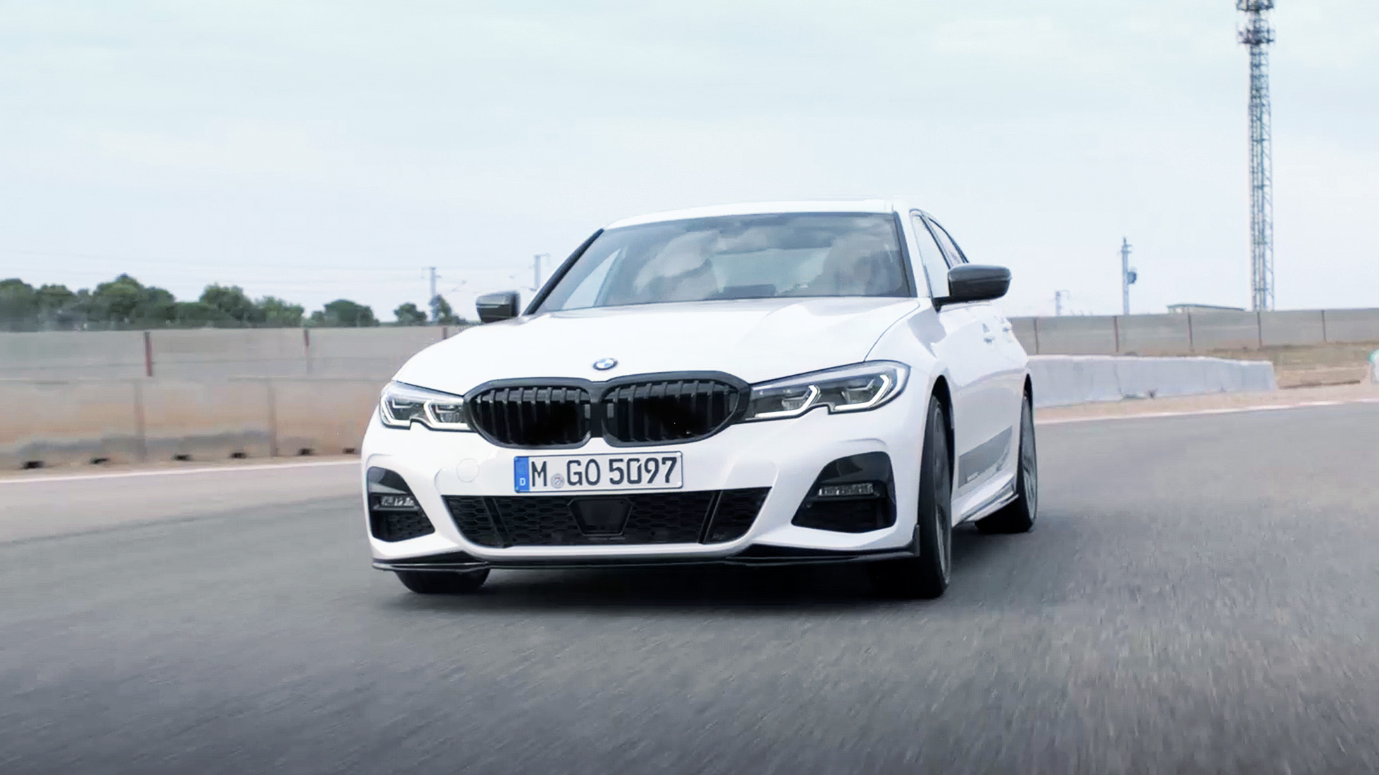 BMW Seria 3 Sedan cu piese M Performance Imagine cu un sfert din partea frontală a BMW Seria 3 Sedan cu piese M Performance