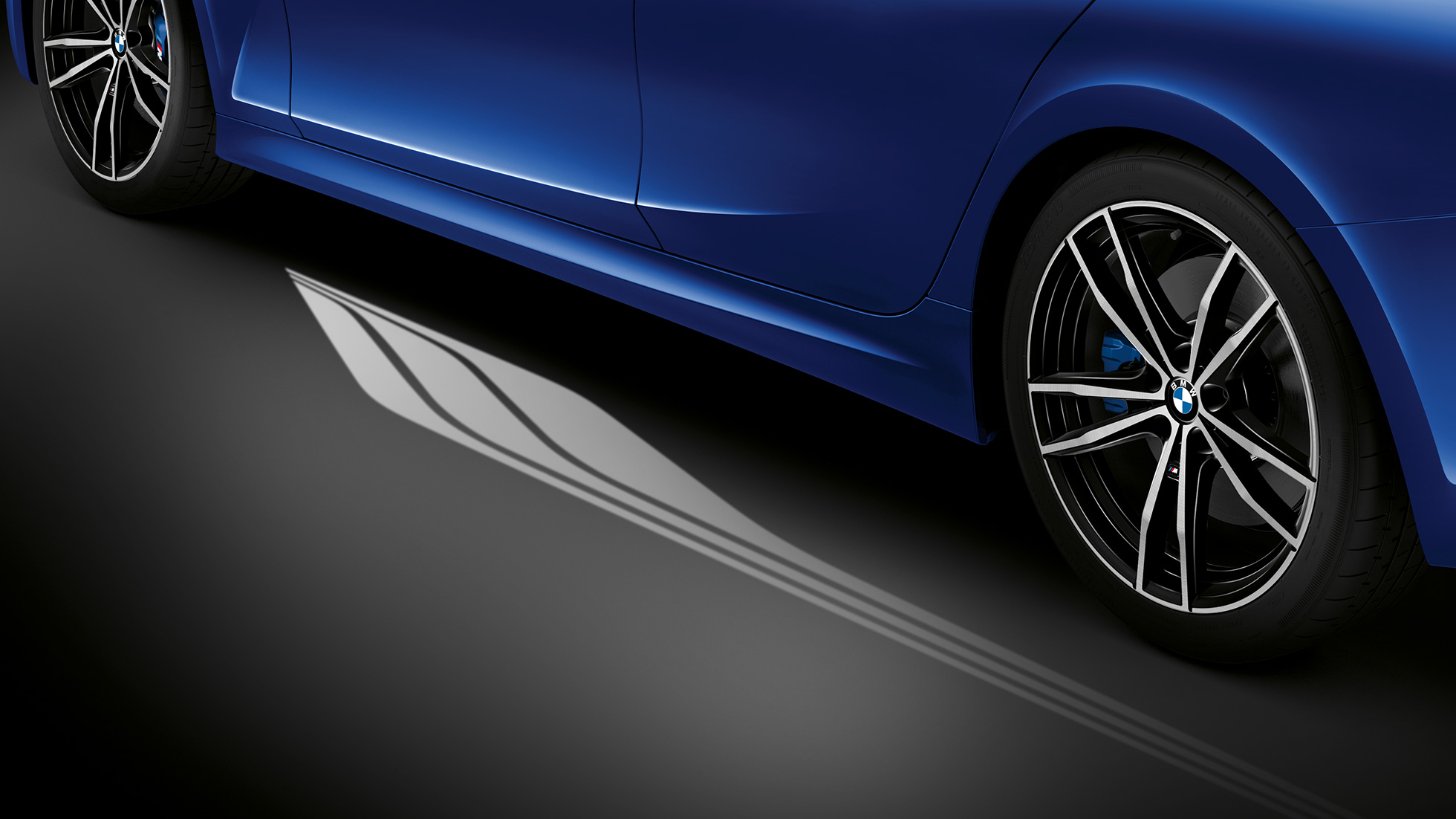 BMW Seria 3 Sedan cu „covor” luminos de întâmpinare Imagine din partea laterală cu portiera conducătorului auto şi „covorul” luminos de întâmpinare