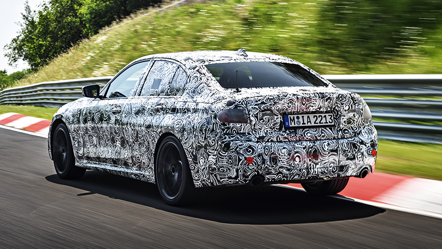 BMW Seria 3 în acţiune. Prototipul camuflat al BMW Seria 3 în timpul unui viraj pe circuitul de curse.