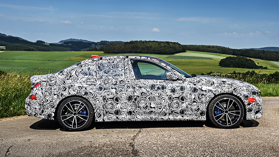 BMW Seria 3 în acţiune. Perspectivă laterală a prototipului BMW Seria 3 camuflat pe circuitul de curse.