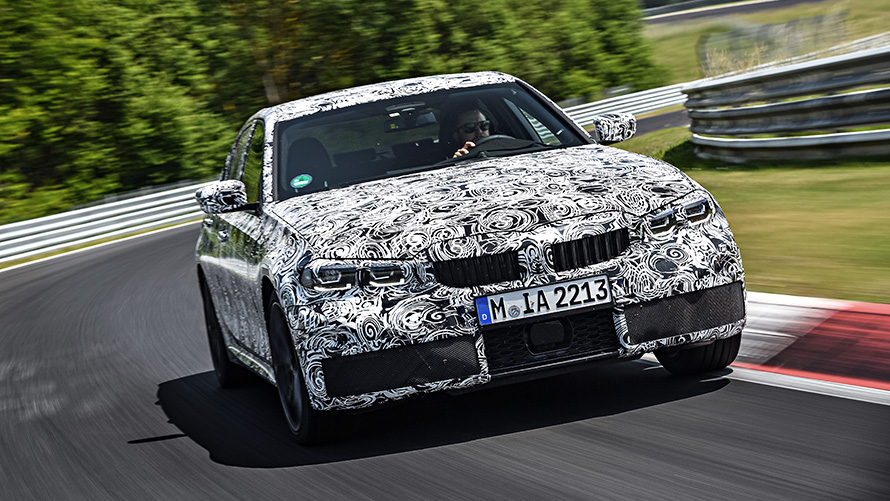 BMW Seria 3 în acţiune. Perspectivă frontală a prototipului BMW Seria 3 camuflat pe circuitul de curse.