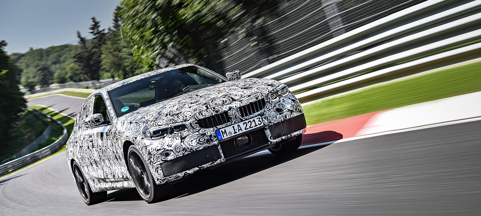 BMW Seria 3 în acţiune. Prototipul camuflat al BMW Seria 3 în timpul unui viraj pe circuitul de curse.