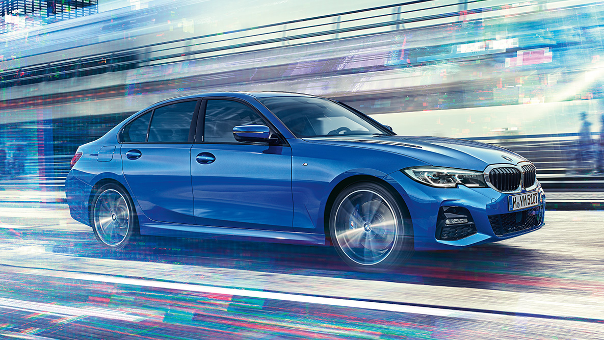 BMW Seria 3 Sedan (G20), imagine din partea laterală. Imagine din partea laterală a BMW Seria 3 Sedan (G20) rulând, pe timp de zi, în peisaj urban.