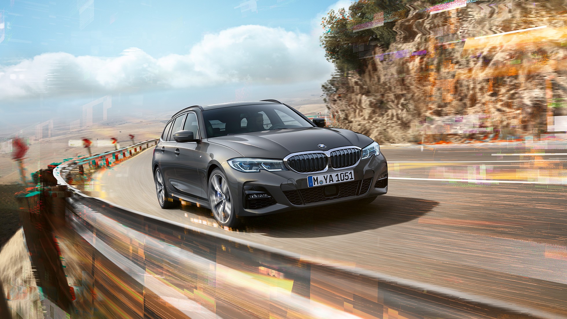 Imagine cu trei sferturi din designul părţii frontale a BMW Seria 3 Touring Imagine cu trei sferturi din partea frontală a BMW Seria 3 Touring, rulând peste un pod, într-un mediu rural