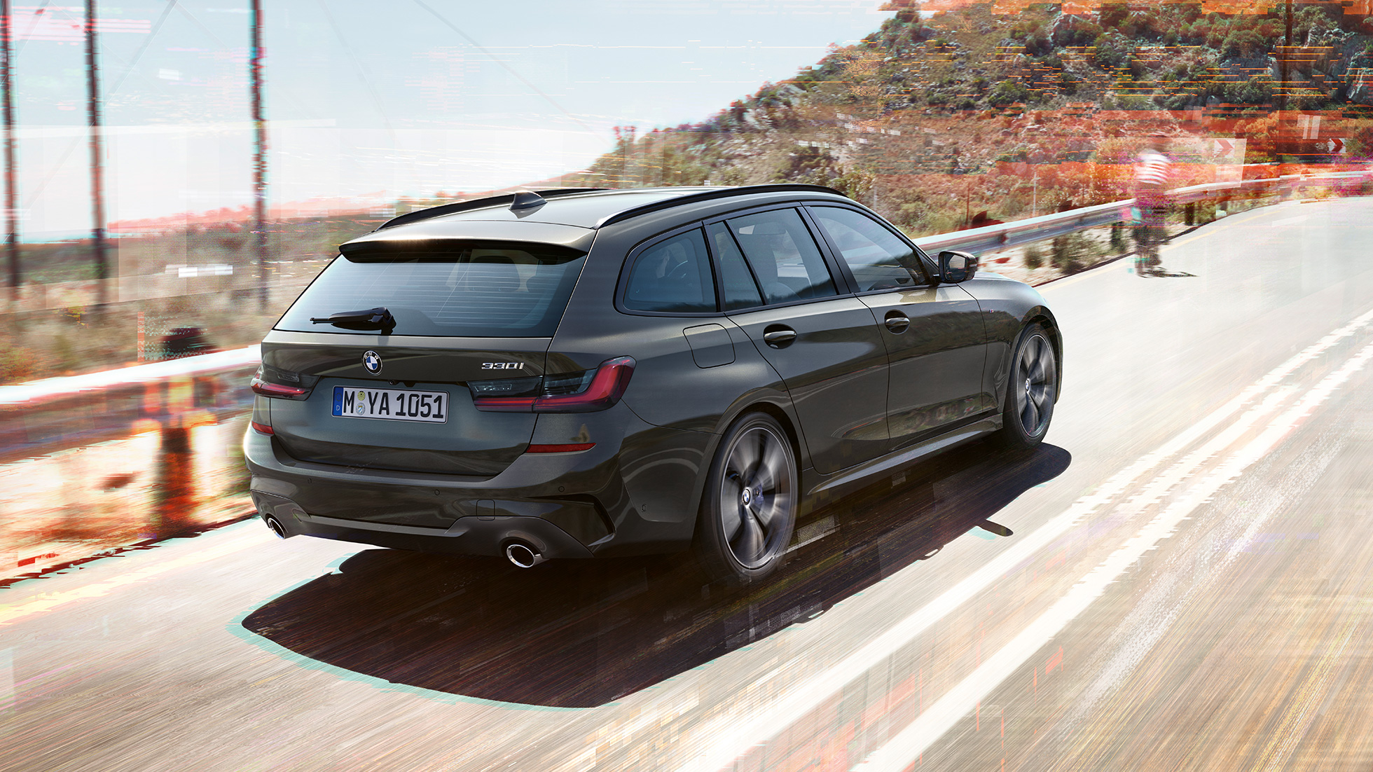 Imagine cu trei sferturi din partea spate a BMW Seria 3 Touring Imagine cu trei sferturi din partea spate a BMW Seria 3 Touring, rulând pe un pod, într-un mediu rural