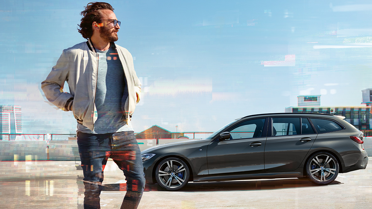 BMW Seria 3 Touring (G21), design, imagine cu trei sferturi din partea frontală BMW Seria 3 Touring (G21), Gri Dravite, imagine cu trei sferturi din partea frontală, pe pod, fundal rural