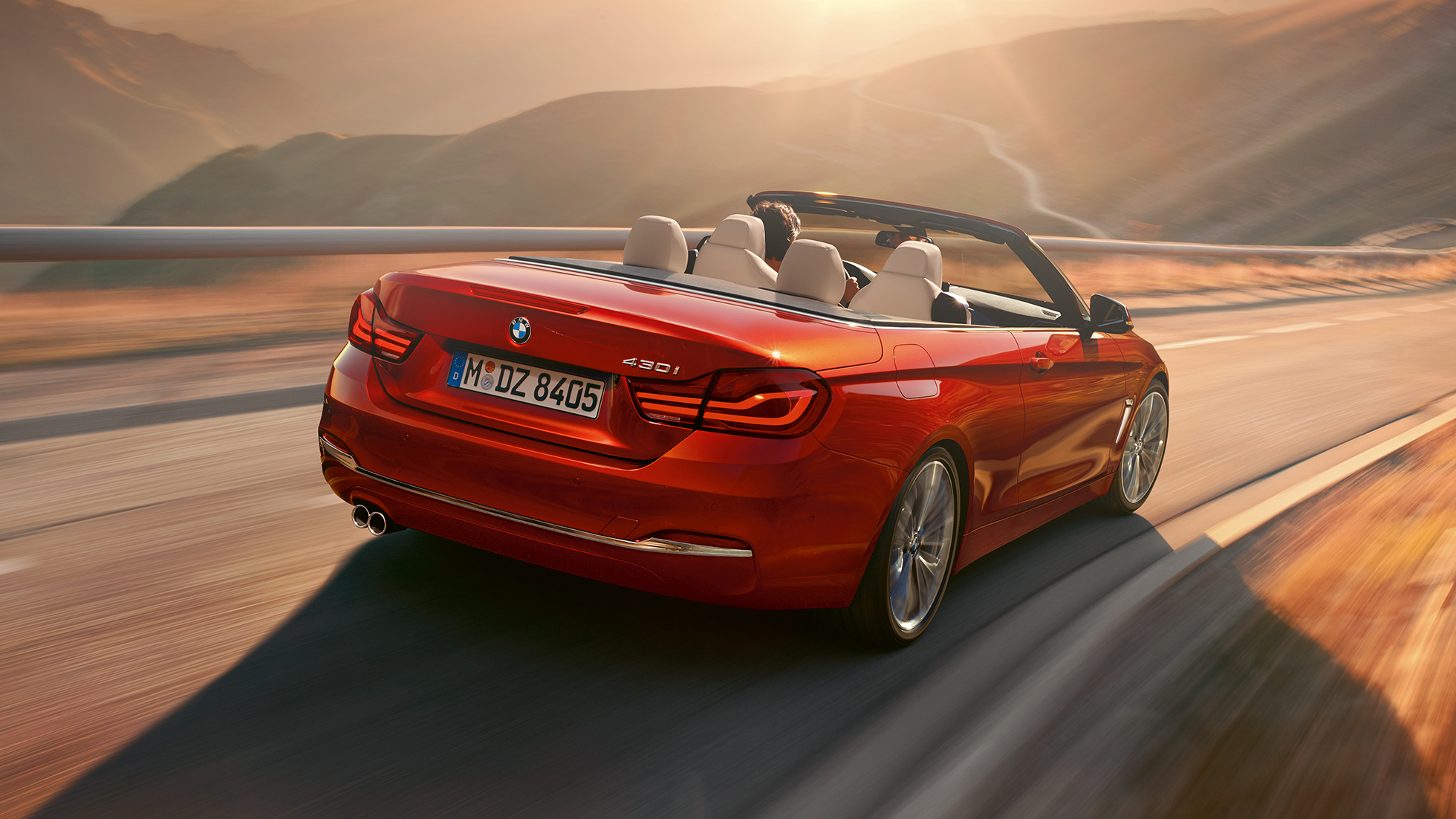 Imagine cu partea spate a BMW Seria 4 Cabriolet rulând Imagine cu partea spate a BMW Seria 4 Cabriolet rulând