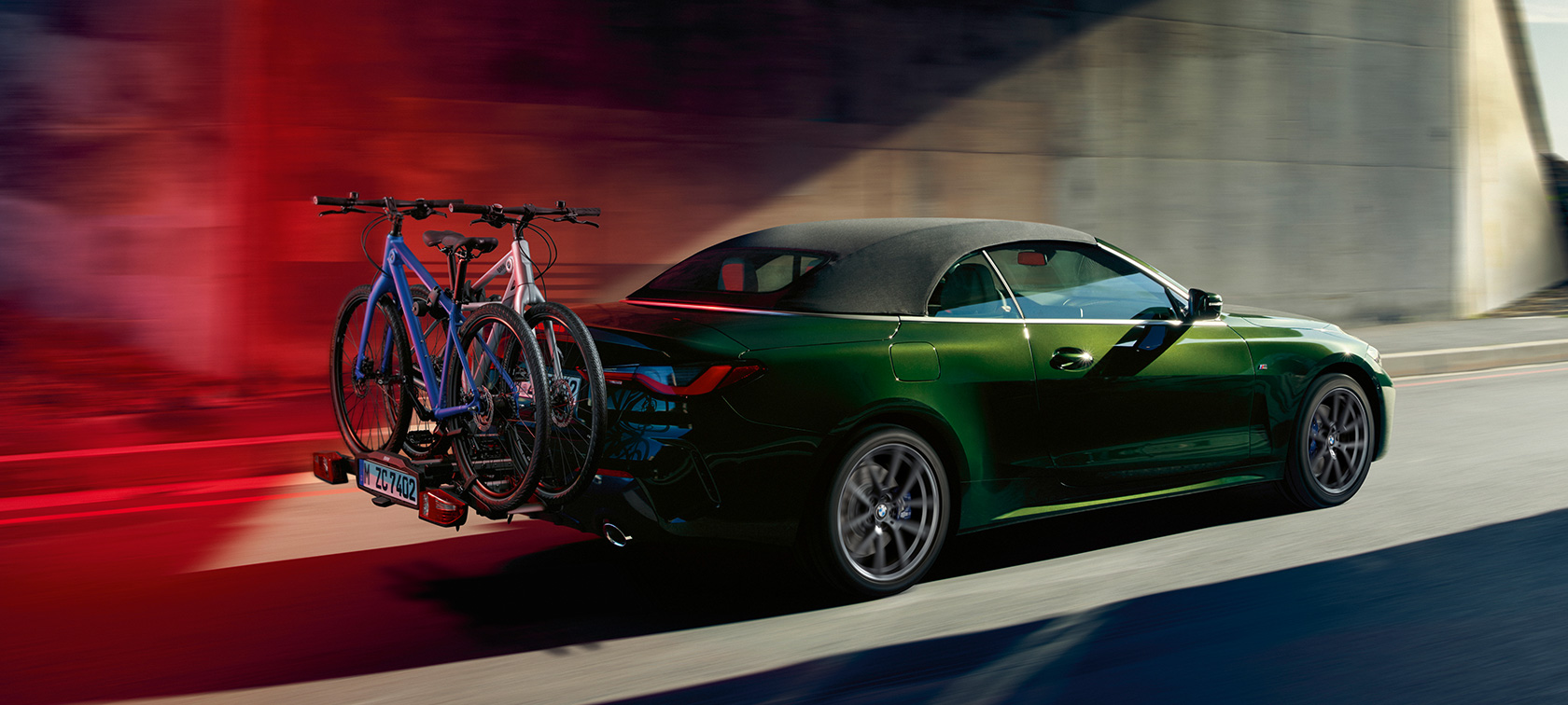 Imagine cu trei sferturi din partea din spate a BMW Seria 4 Cabriolet G23 2020, suport pentru biciclete BMW cu montare în spate Pro 2.0 Imagine cu trei sferturi din partea din spate a BMW Seria 4 Cabriolet G23 2020, Verde Sanremo, suport pentru biciclete BMW cu montare în spate Pro 2.0