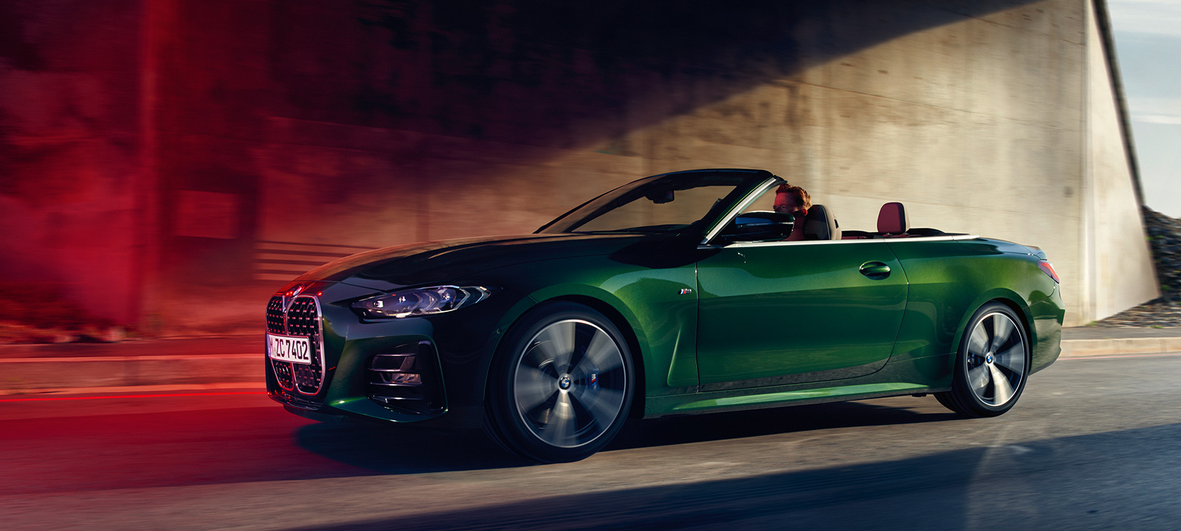 Imagine cu trei sferturi din partea laterală a BMW Seria 4 Cabriolet G23 2020, în mişcare Imagine cu trei sferturi din partea laterală a BMW Seria 4 Cabriolet G23 2020, Verde Sanremo, în mişcare