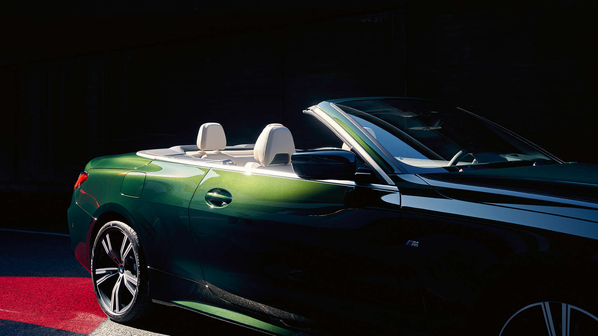 Imagine cu trei sferturi din partea frontală a BMW Seria 4 Cabriolet G23 2020 Imagine cu trei sferturi din partea din spate a BMW Seria 4 Cabriolet G23 2020, Verde Sanremo