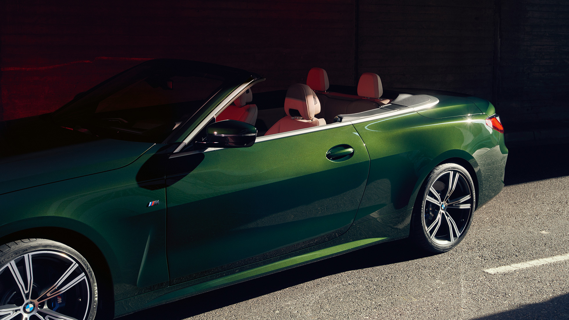 Imagine din partea laterală a BMW Seria 4 Cabriolet G23 2020 Imagine în prim plan cu interiorul, partea laterală a BMW Seria 4 Cabriolet G23 2020, Verde Sanremo