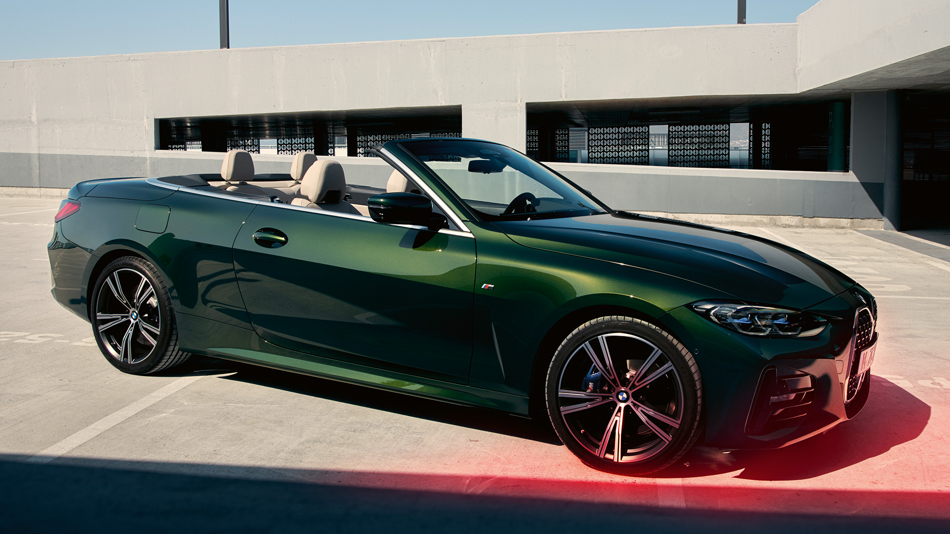 Imagine cu trei sferturi din partea laterală a BMW Seria 4 Cabriolet G23 2020, parcare Imagine cu trei sferturi din partea laterală a BMW Seria 4 Cabriolet G23 2020, Verde Sanremo, parcare