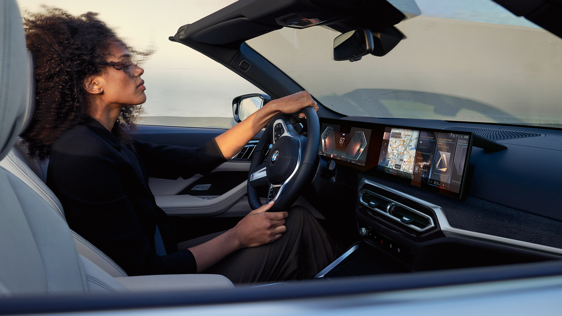 Habitaclul pentru BMW Seria 4 Cabriolet G23 Imagine din interior cu volanul, panoul de instrumente şi Control Display ale BMW Seria 4 Cabriolet G23 2020