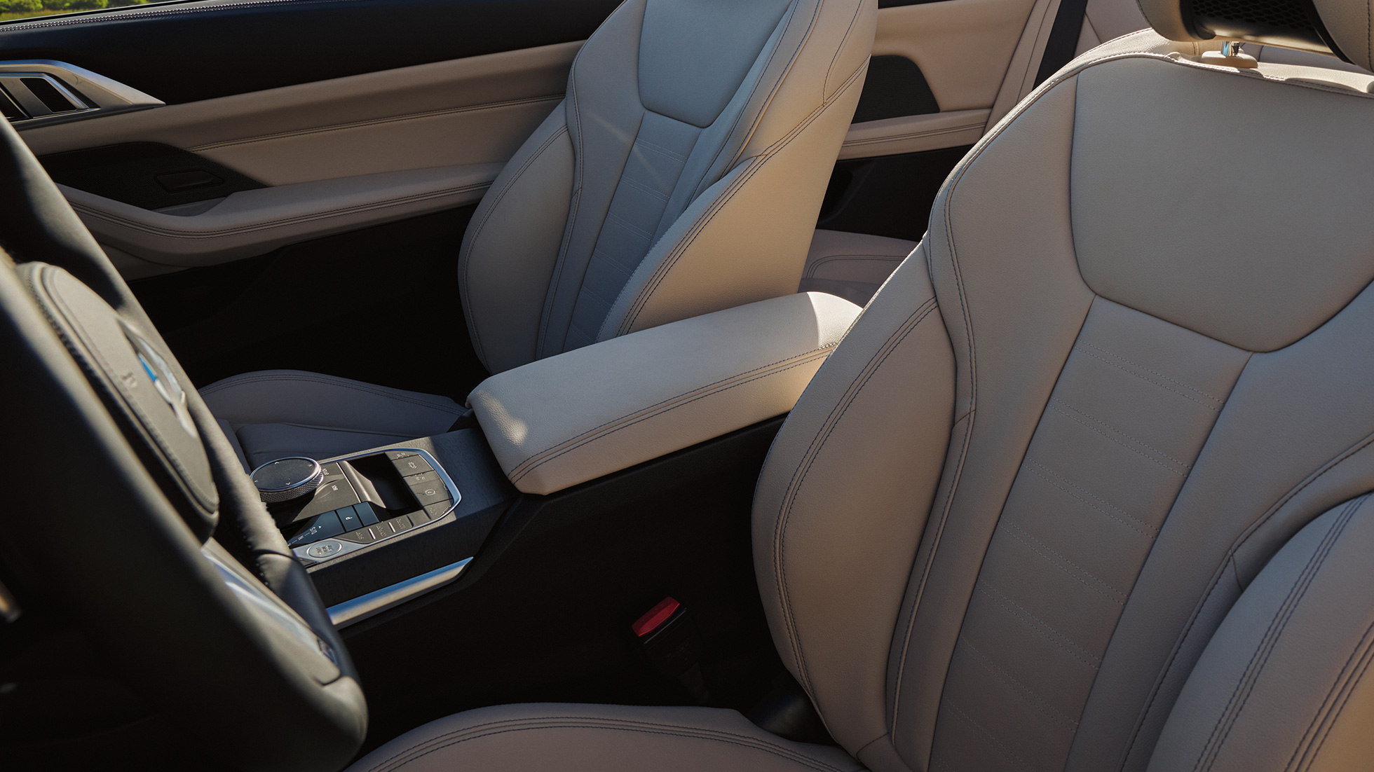 Consola centrală şi locurile pentru BMW Seria 4 Cabriolet G23 Imagine din interior cu consola centrală şi scaunele pentru BMW Seria 4 Cabriolet G23 2020, Verde Sanremo