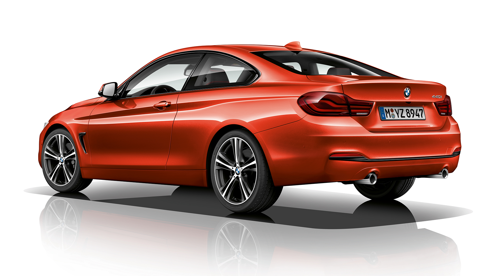 Imagine cu trei sferturi din partea spate a BMW Seria 4 Coupé, Model Sport Line Imagine cu trei sferturi din partea spate a BMW Seria 4 Coupé, Model Sport Line