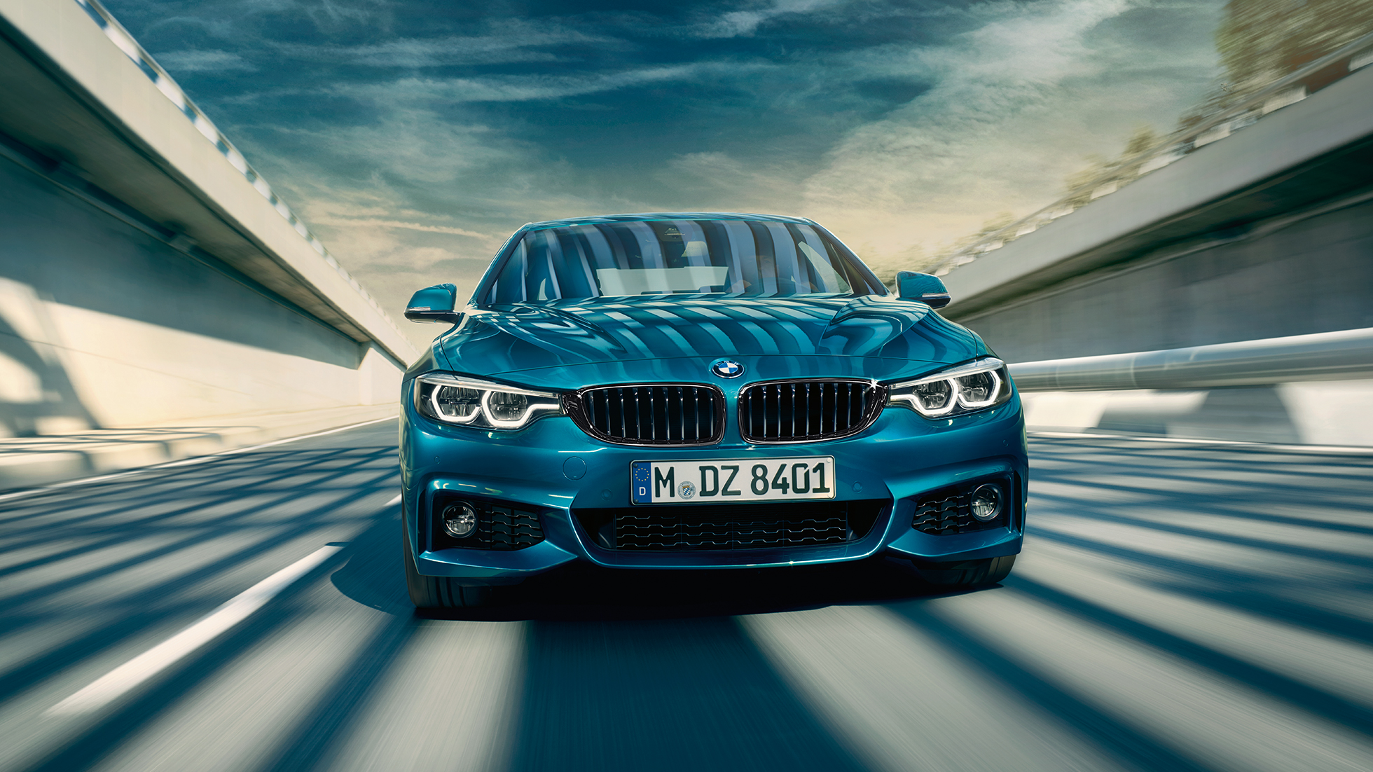 Imagine cu partea frontală a BMW Seria 4 Coupé staţionând Imagine cu partea frontală a BMW Seria 4 Coupé staţionând