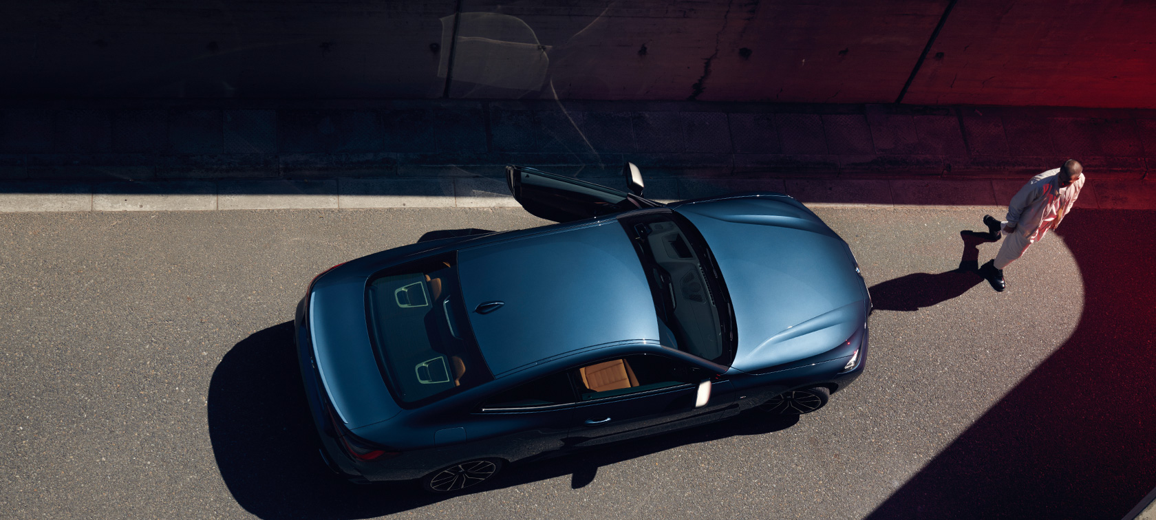 Imagine de sus cu BMW Seria 4 Coupé, G22, 2020 Imagine de sus cu BMW Seria 4 Coupé, G22, 2020, în Albastru Arctic Race metalizat, cu un model