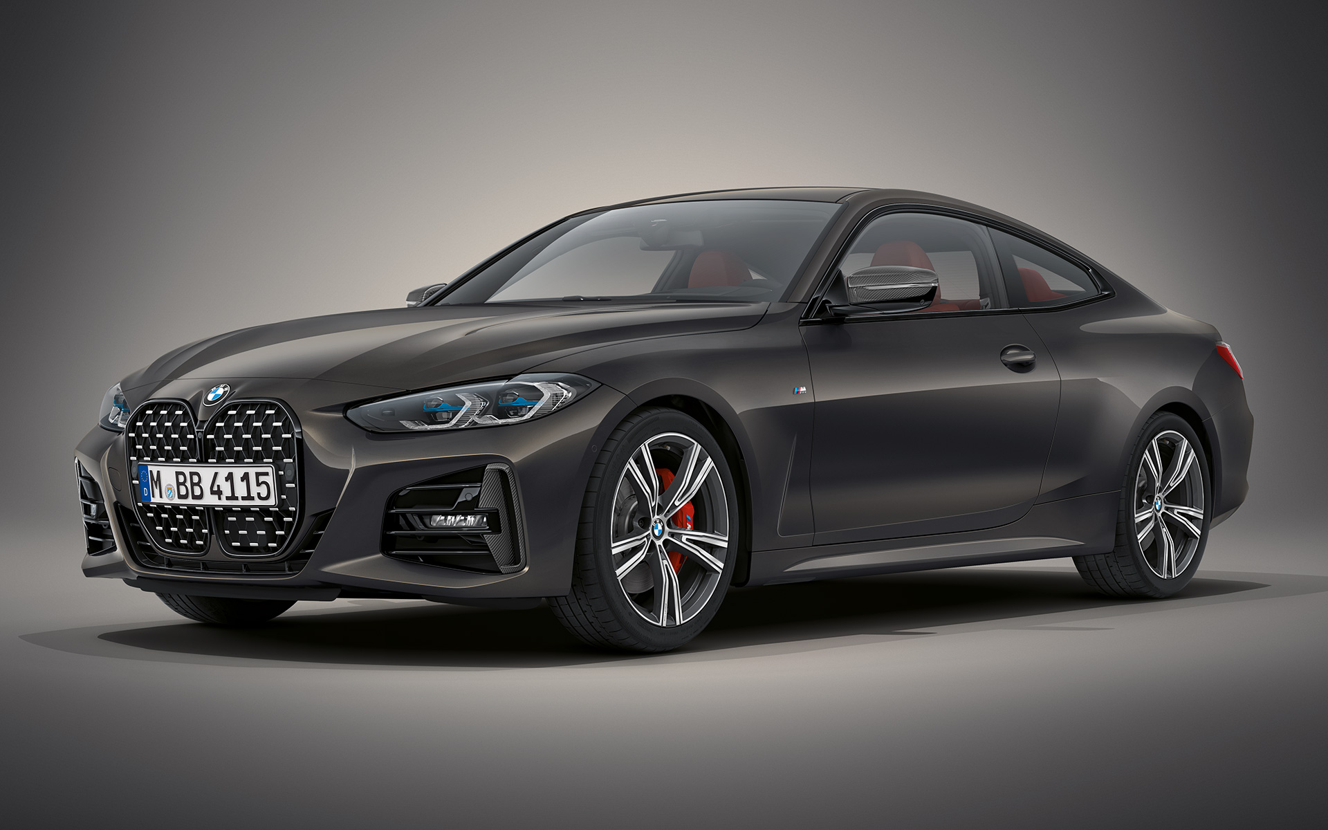 BMW Seria 4 Coupé Individual, G22, 2020, în Gri Dravite metalizat de la BMW Individual Imagine cu trei sferturi din partea frontală a BMW Seria 4 Coupé Individual, G22, 2020, în Gri Dravite metalizat, staţionând