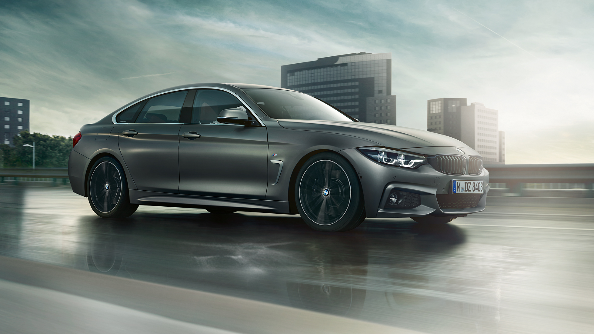 Perspectivă laterală a BMW Seria 4 Gran Coupé rulând Perspectivă laterală a BMW Seria 4 Gran Coupé rulând
