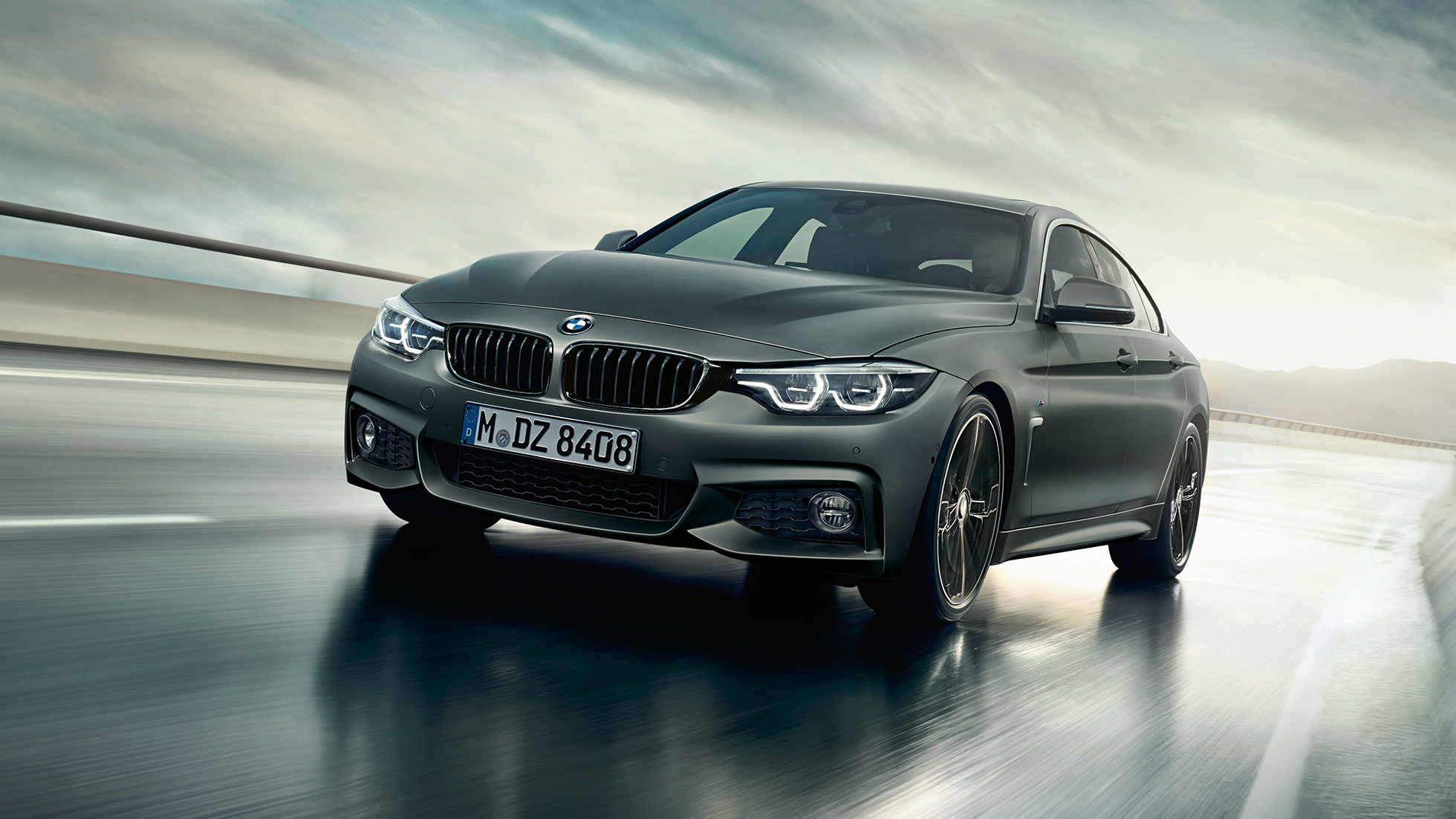 Imagine cu partea frontală a BMW Seria 4 Gran Coupé rulând Imagine cu partea frontală a BMW Seria 4 Gran Coupé rulând