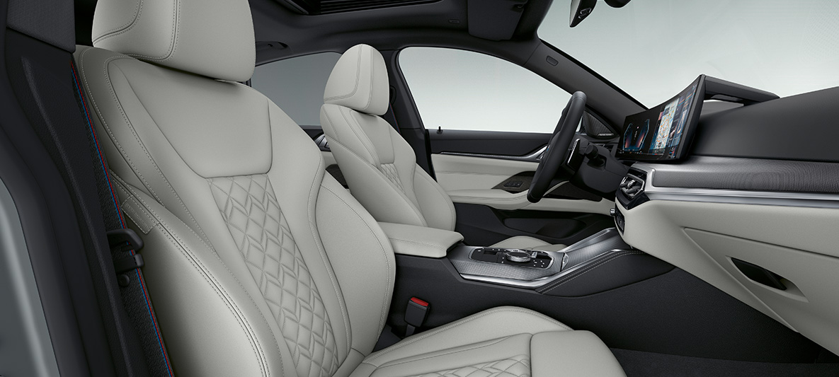 Imagine din interior cu tapiţeria din piele Merino în Alb Ivory ale BMW Seria 4 Gran Coupé G26 2021 BMW Seria 4 Gran Coupé G26 2021 Tapiterie piele Merino Alb Ivory