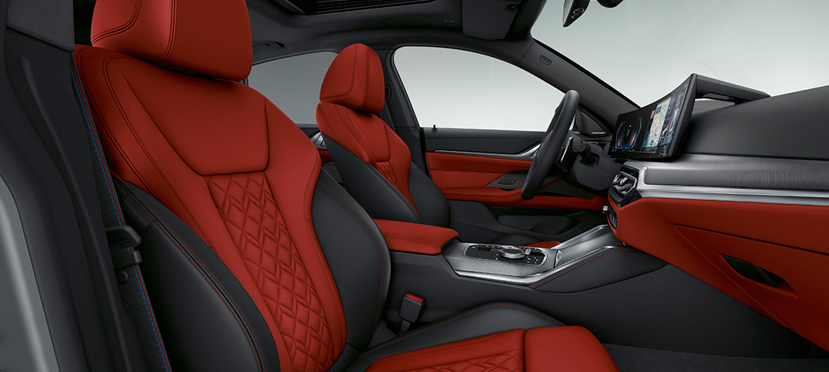 Imagine din interior cu tapiţeria din piele Merino în Roşu Fiona/Negru ale BMW Seria 4 Gran Coupé G26 2021 BMW Seria 4 Gran Coupé G26 2021 tapiterie din piele Merino Rosu Fiona/Negru