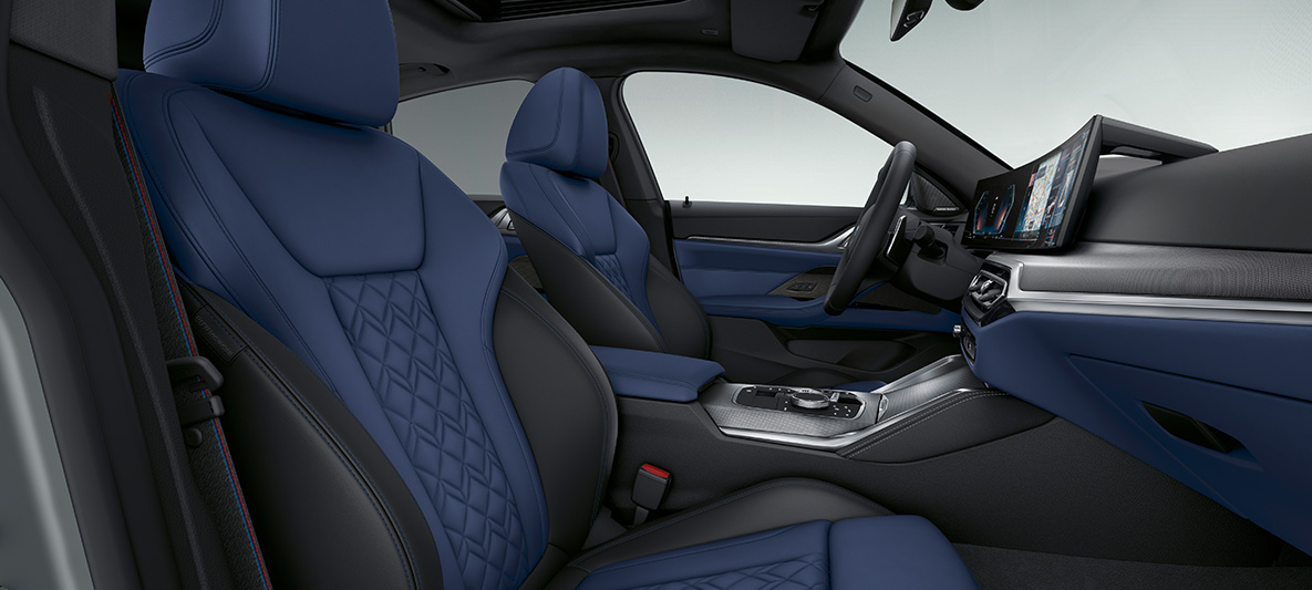 Imagine din interior cu tapiteria din piele Merino în Albastru Fjord/Negru a BMW Seria 4 Gran Coupé G26 2021 BMW Seria 4 Gran Coupé G26 2021 tapiterie piele Merino Albastru Fjord/Negru
