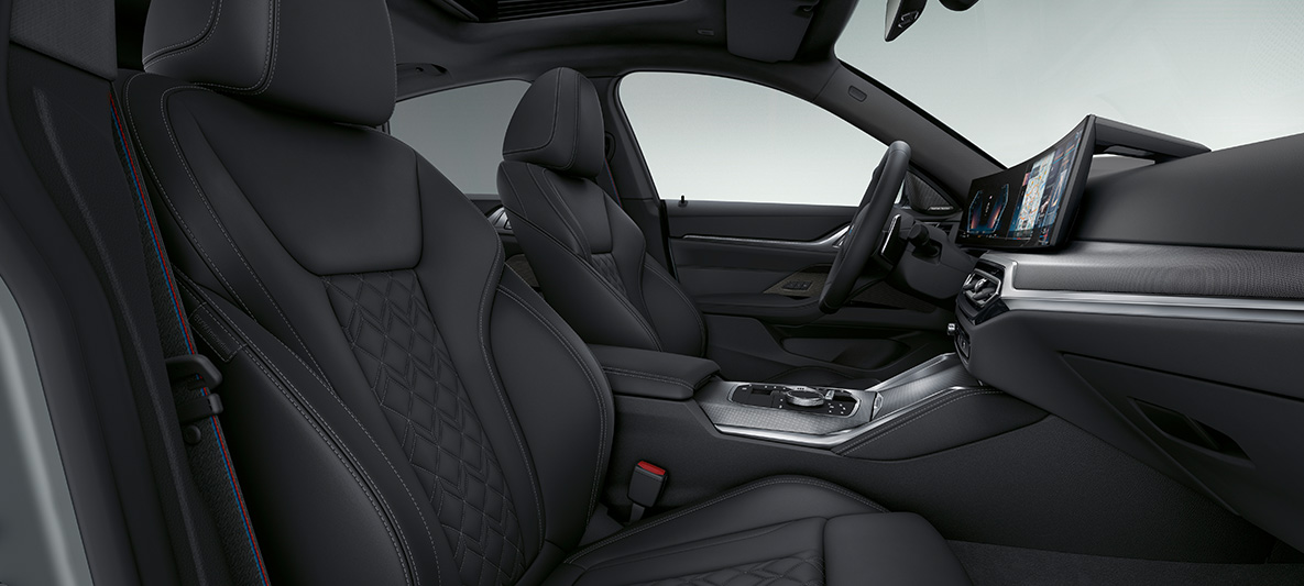 Imagine din interior cu tapiteria din piele Merino în Negru a BMW Seria 4 Gran Coupé G26 2021 BMW Individual a BMW Seria 4 Gran Coupé G26 2021 tapiterie piele Merino Negru