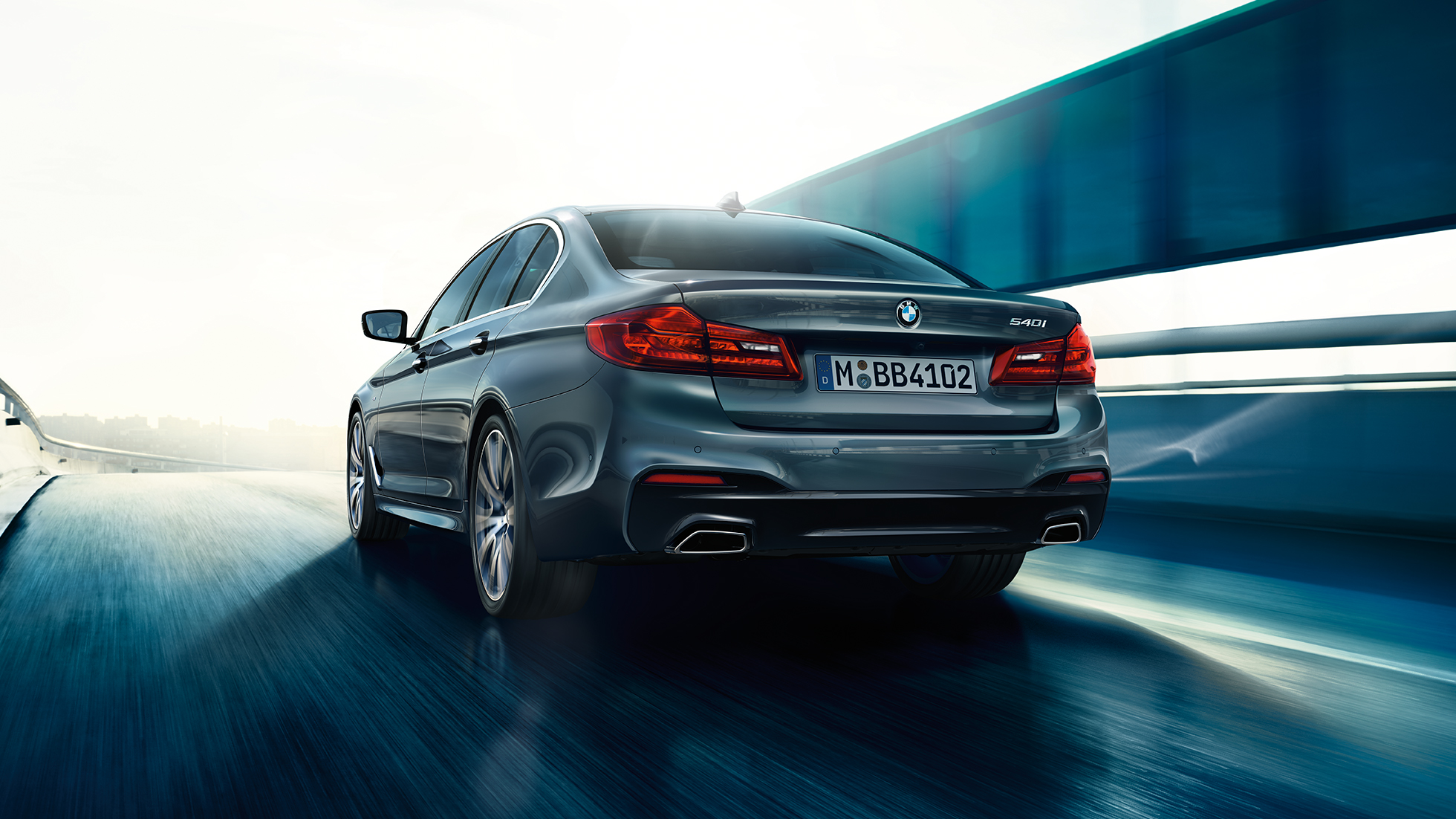 Partea spate a BMW Seria 5 Sedan Imagine cu partea spate a BMW 540i Sedan, G30, în Bluestone metalizat