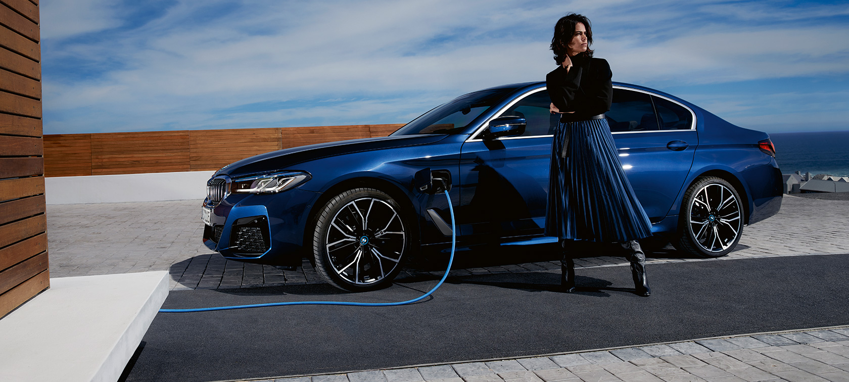 Imagine din partea laterală a unui BMW Seria 5 Sedan plug-in hybrid Imagine din partea laterală a unui BMW Seria 5 Sedan plug-in hybrid