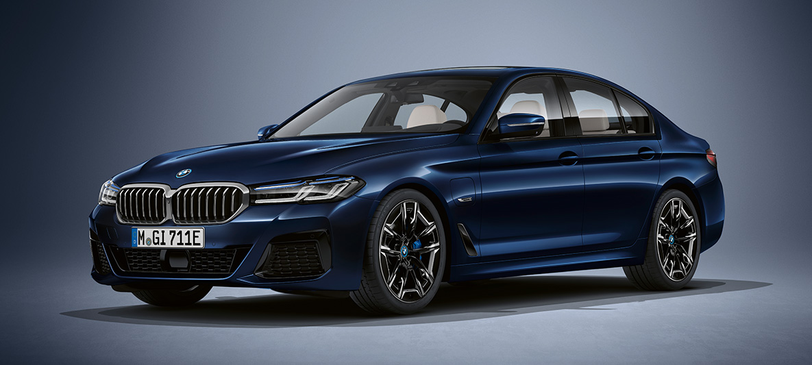 Culoarea exterioară BMW Individual a BMW Seria 5 Sedan, G30 Imagine cu trei sferturi din partea frontală a BMW Seria 5 Sedan Individual, G30, Facelift, 2020, staţionând