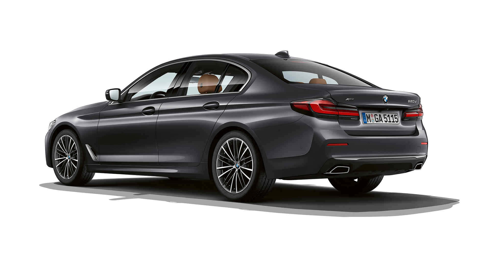 Partea spate a BMW Seria 5 Sedan, G30, cu echipamente de bază Imagine cu trei sferturi din partea spate a BMW 540i Sedan, G30, 2020, în Gri Sophisto, cu echipamente de bază