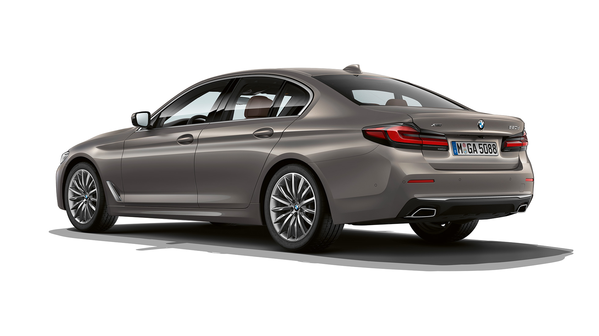 Partea spate a BMW Seria 5 Sedan, G30, cu echipamente Luxury Line Imagine cu trei sferturi din partea spate a BMW 520d xDrive Sedan, G30, 2020, în Gri Bernina, cu echipamente Luxury Line