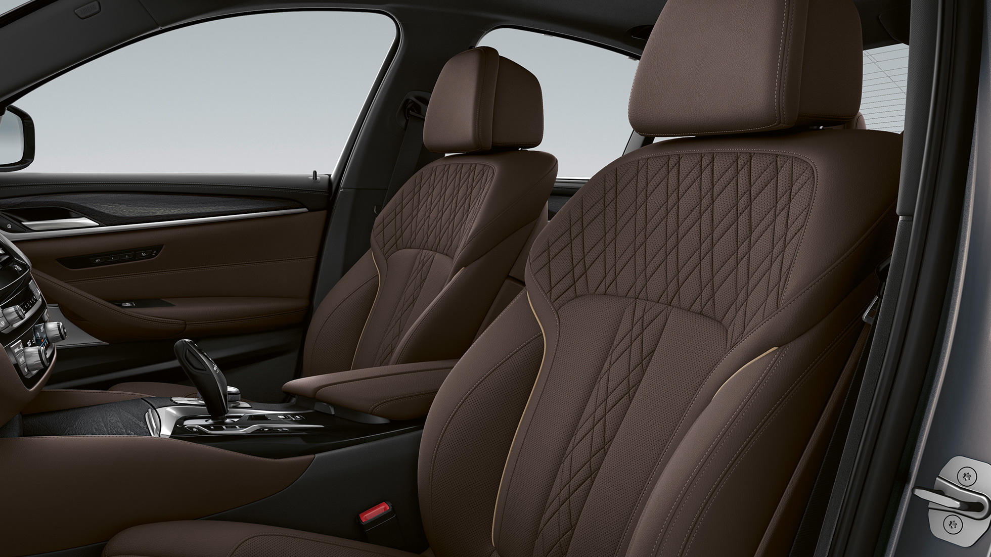 Tapiţeria BMW Seria 5 Sedan, G30, cu echipamente Luxury Line Imagine cu tapiţeria din piele Nappa în Mokka, cu cusături exclusiviste şi ornamente contrastante, a BMW 520d xDrive Sedan, G30, 2020, cu echipamente Luxury Line