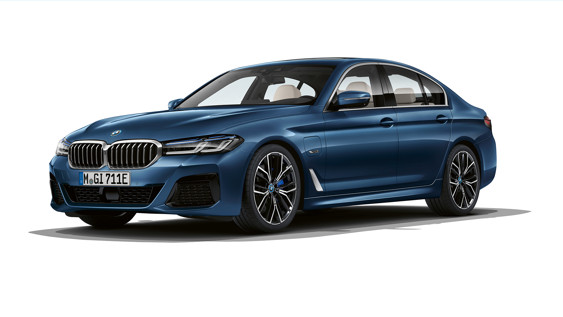 Partea frontală a BMW Seria 5 Sedan Plug-in Hybrid, G30, cu pachet M Sport Imagine cu trei sferturi din partea frontală a BMW 520d xDrive Sedan, G30, 2020, în Alb Alpine, cu pachet M Sport