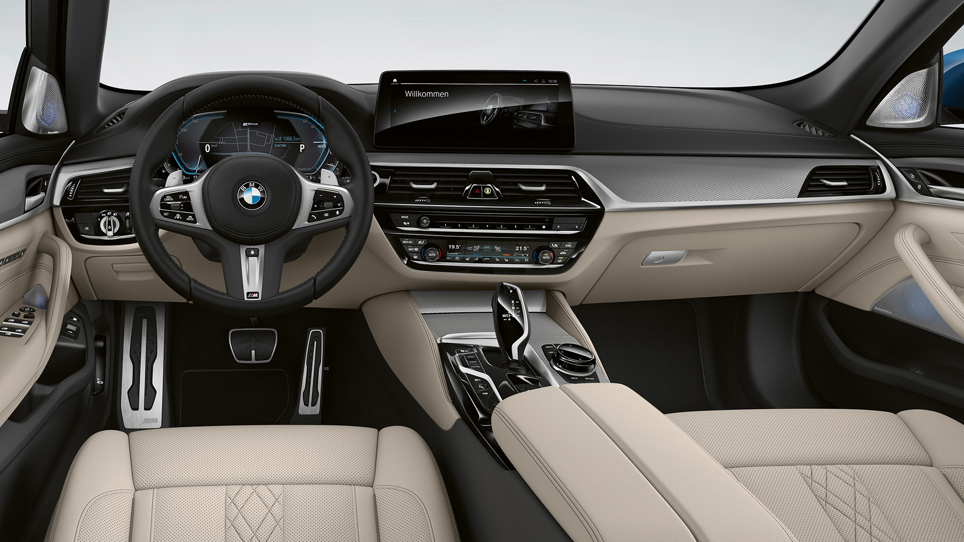 Habitaclul BMW Seria 5 Sedan Plug-in Hybrid, G30, cu pachet M Sport
Imagine cu habitaclul BMW 520d xDrive Sedan, G30, 2020, cu pachet M Sport şi tapiţerie din piele Dakota neagră, cu cusături contrastante albastre