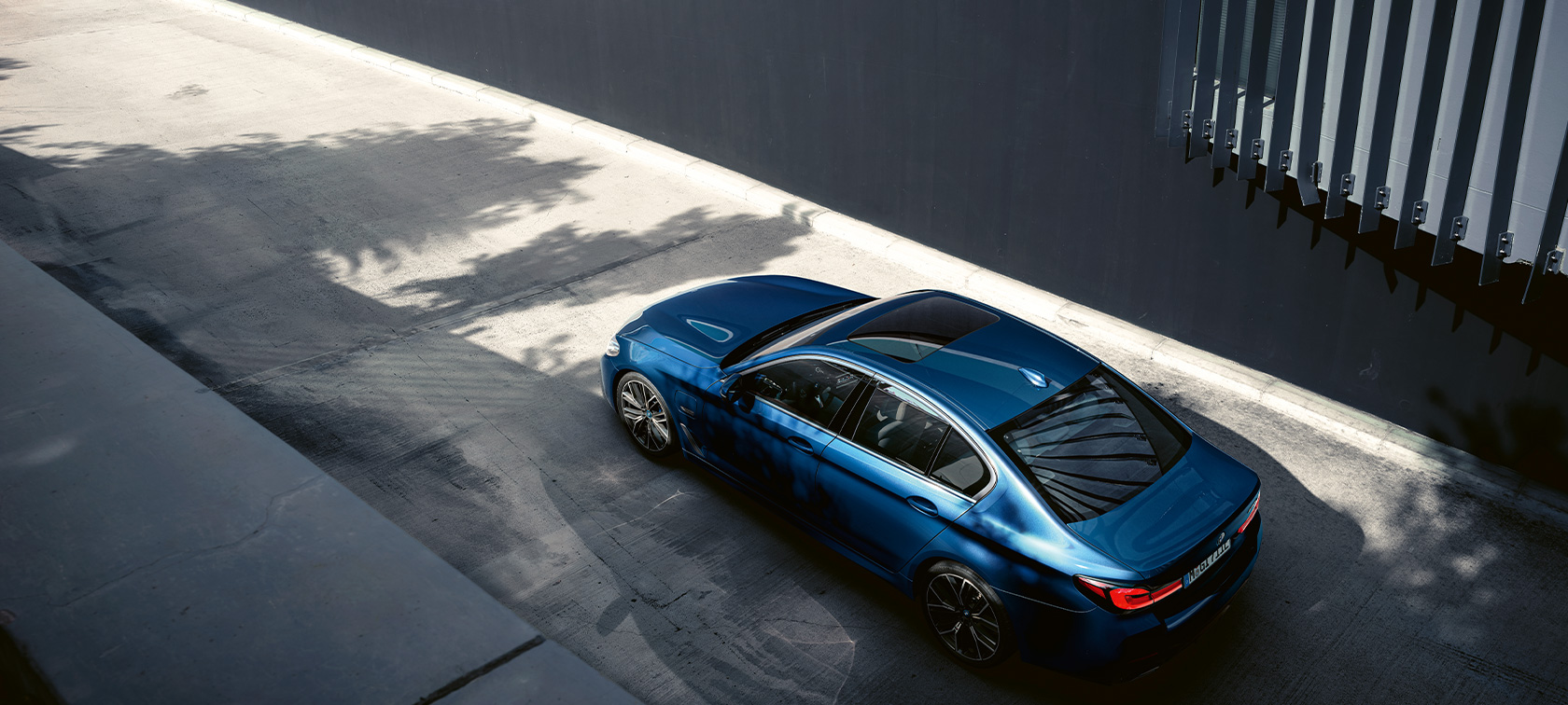 BMW Seria 5 Sedan, G30, staţionând Imagine de sus cu BMW Seria 5 Sedan, G30, Facelift, 2020, în Albastru Phytonic, staţionând