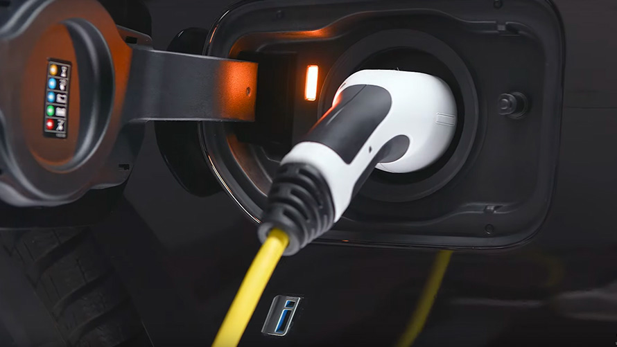 BMW plug-in hybrid cu cablul de încărcare conectat Imagine în prim plan cu BMW plug-in hybrid cu cablul de încărcare conectat