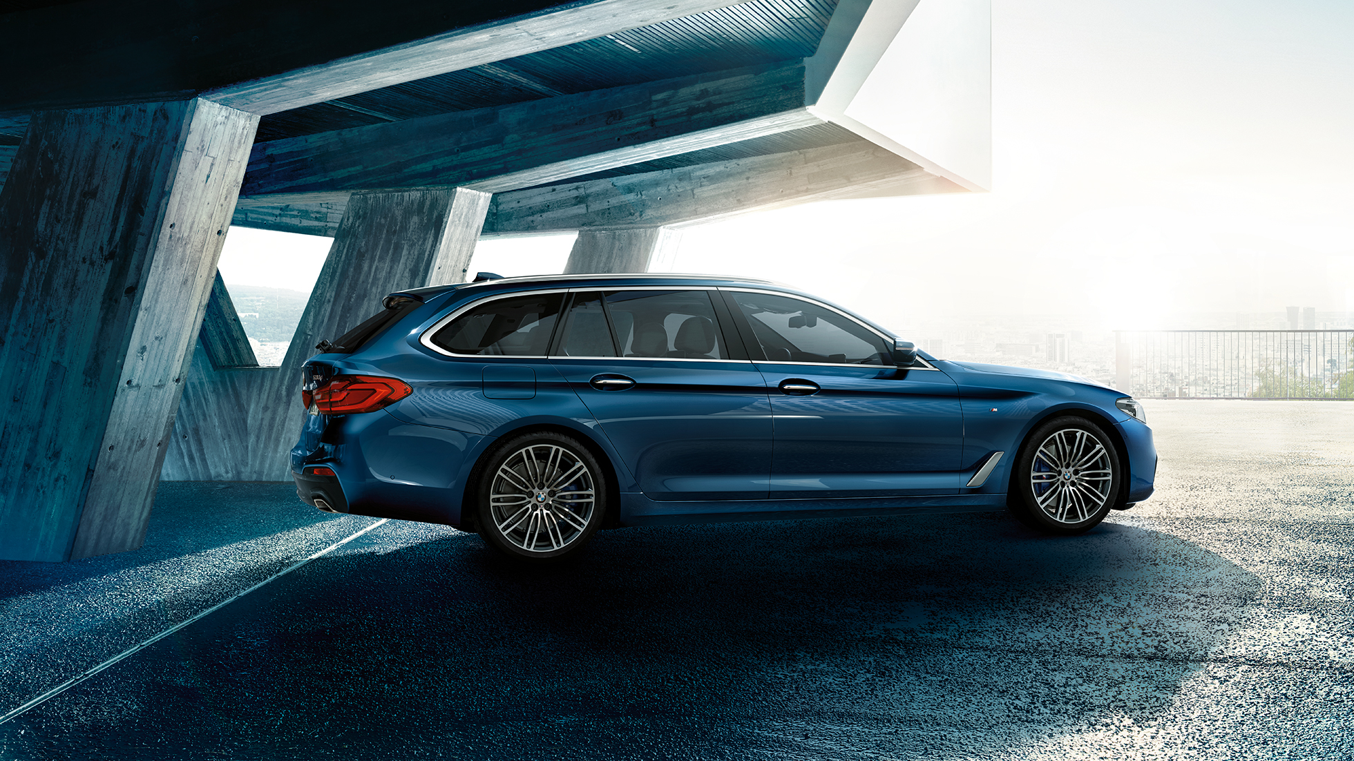 Designul lateral al BMW Seria 5 Touring Imagine cu trei sferturi din partea laterală a BMW 530d xDrive Touring, G31, în Albastru Mediterranean metalizat