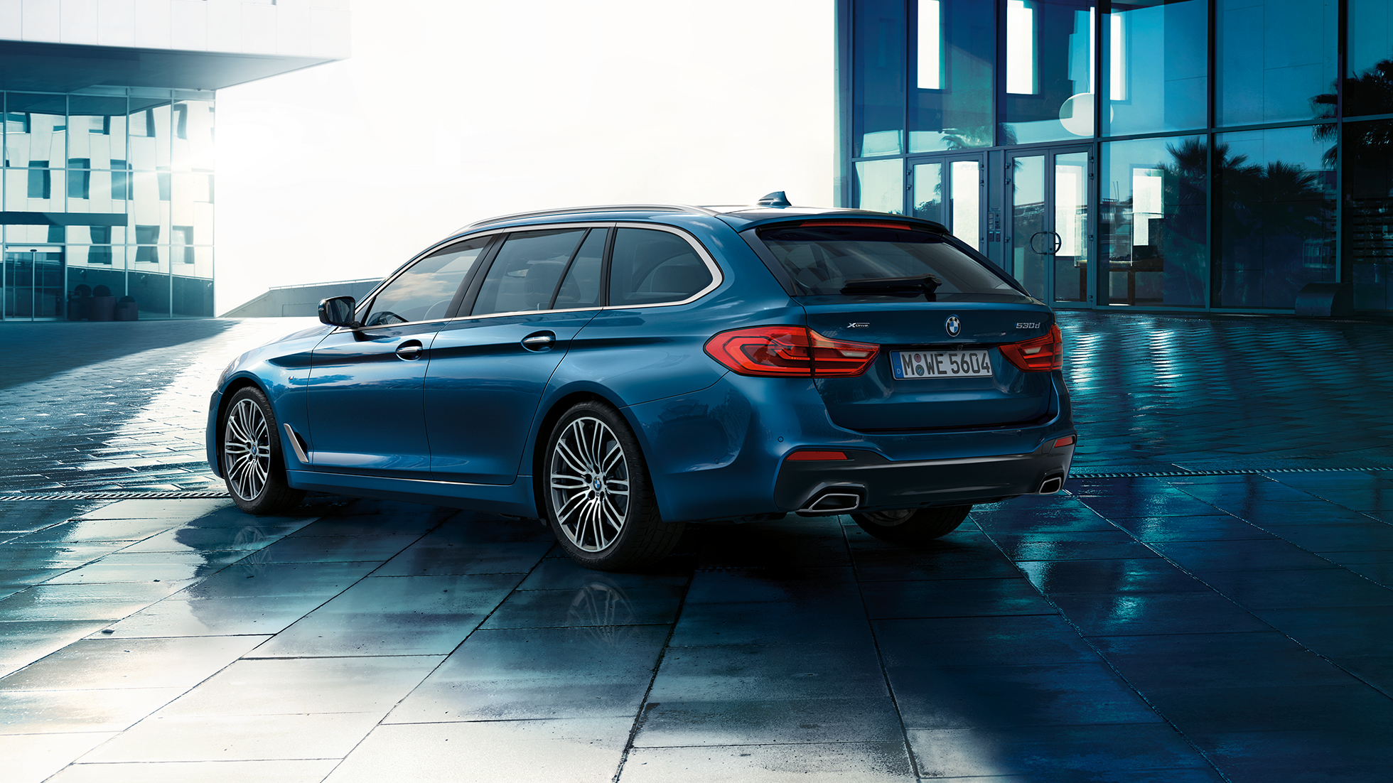 Exteriorul BMW Seria 5 Touring Imagine cu trei sferturi din partea spate a BMW 530d xDrive Touring, G31, în Albastru Mediterranean metalizat