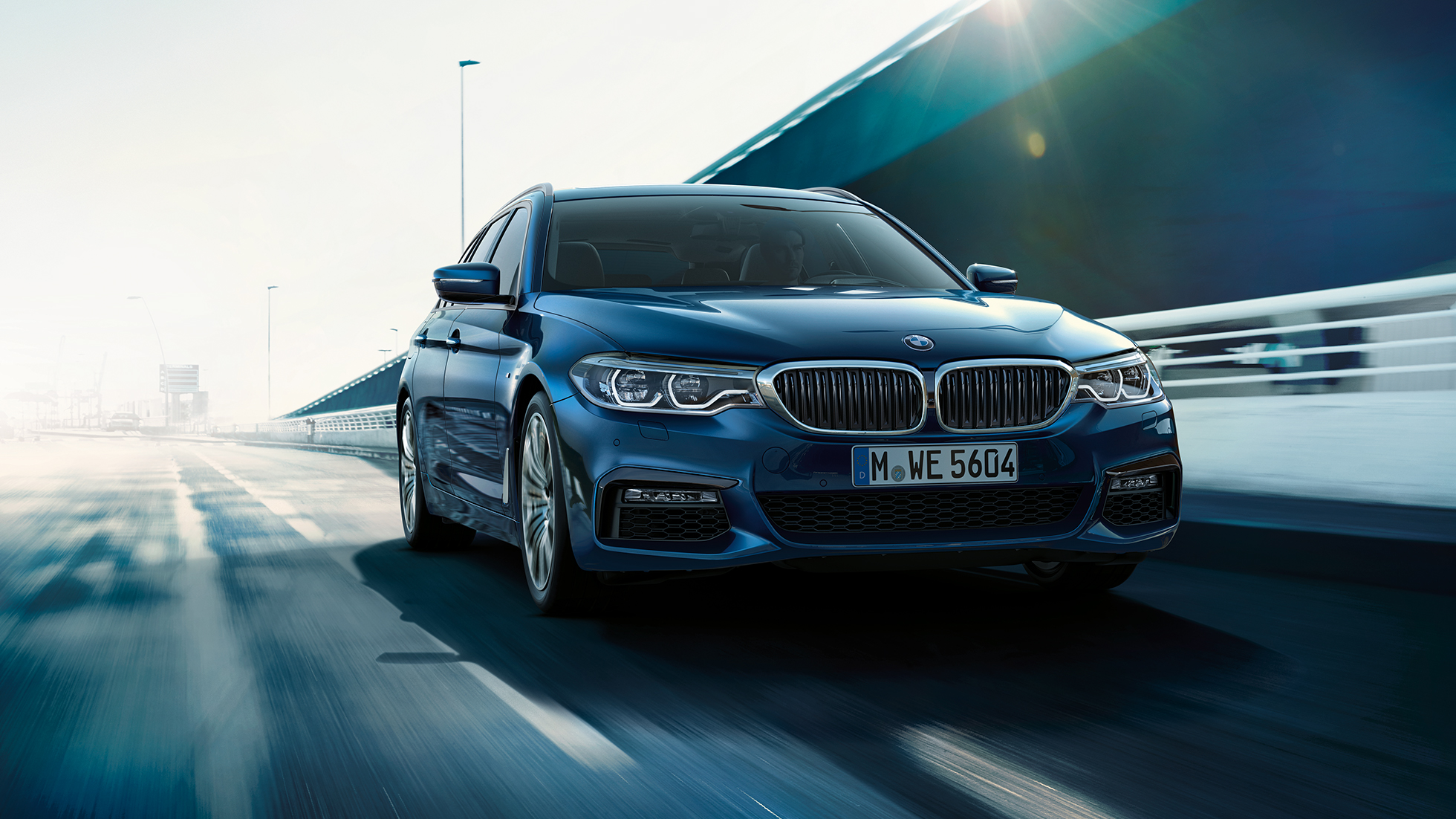 Dinamica de condus a BMW Seria 5 Touring Imagine cu trei sferturi din partea frontală a BMW 530d xDrive Touring, G31, în Albastru Mediterranean metalizat