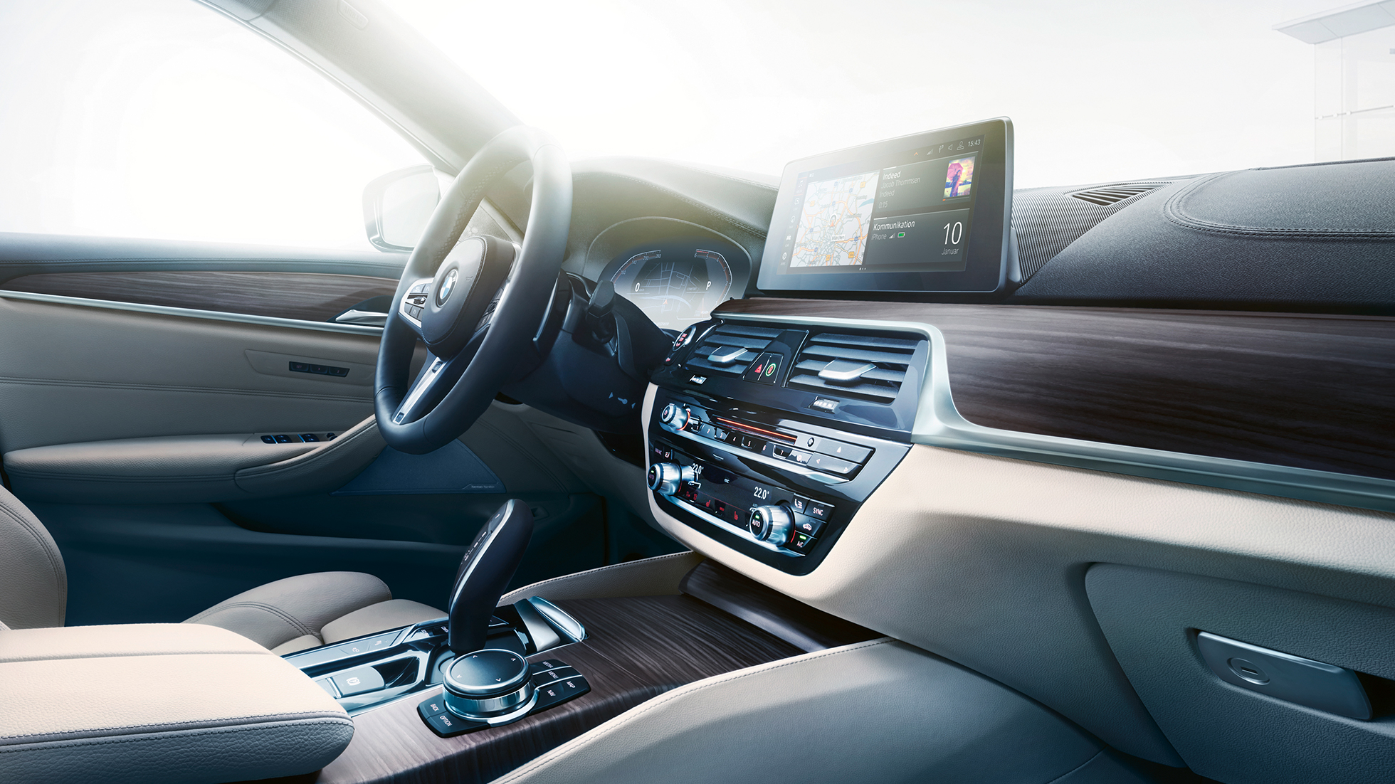 Sistemele de asistare ale BMW Seria 5 Touring Imagine din habitaclu cu sistemele de asistare ale BMW 530d xDrive Touring, G31, în Albastru Mediterranean metalizat