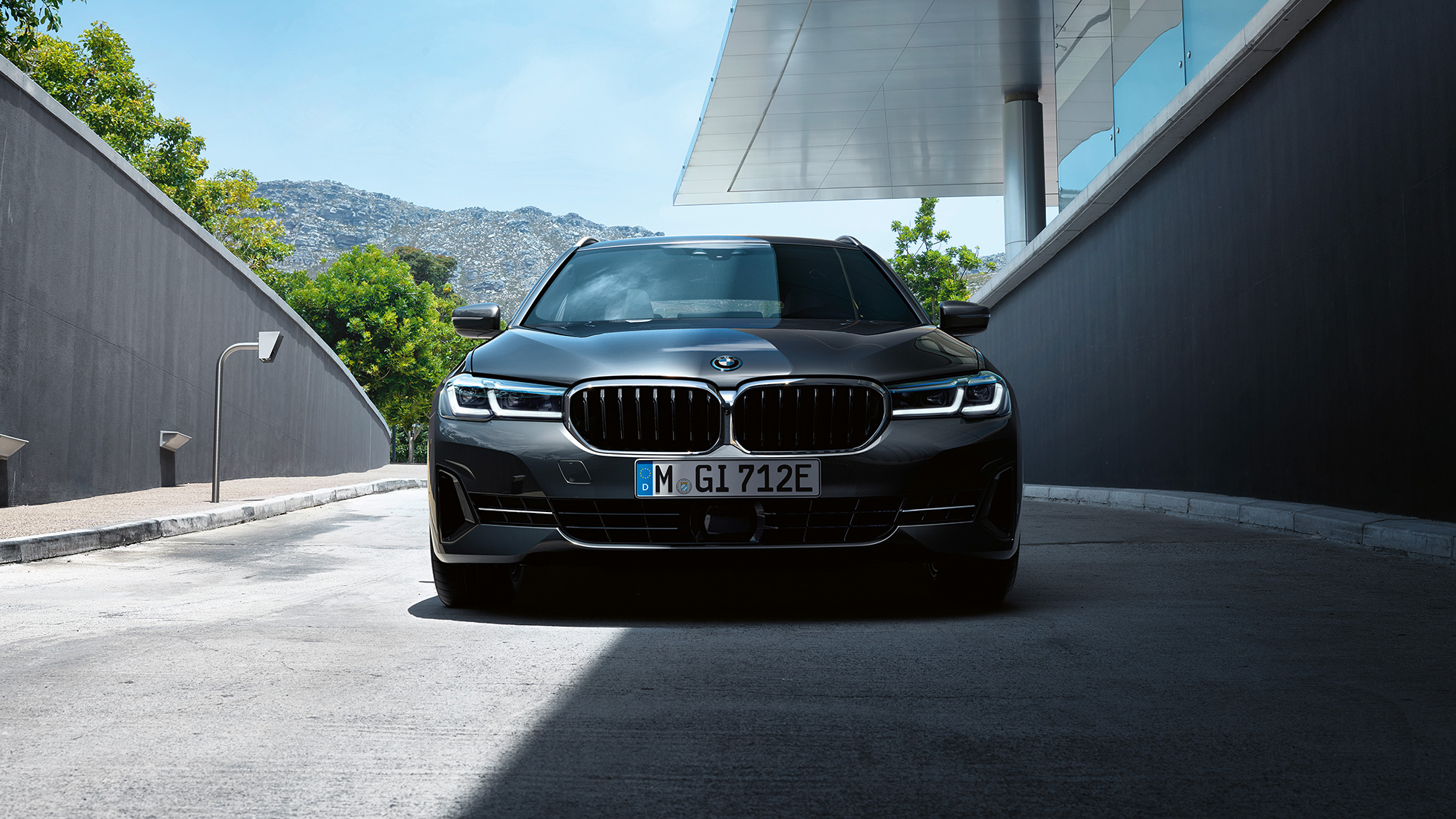 Grila BMW şi spoilerul frontal ale BMW Seria 5 Touring, G31 Imagine în prim plan cu grila BMW şi spoilerul frontal ale BMW Seria 5 Touring, G31, Facelift, 2020, în Gri Sophisto