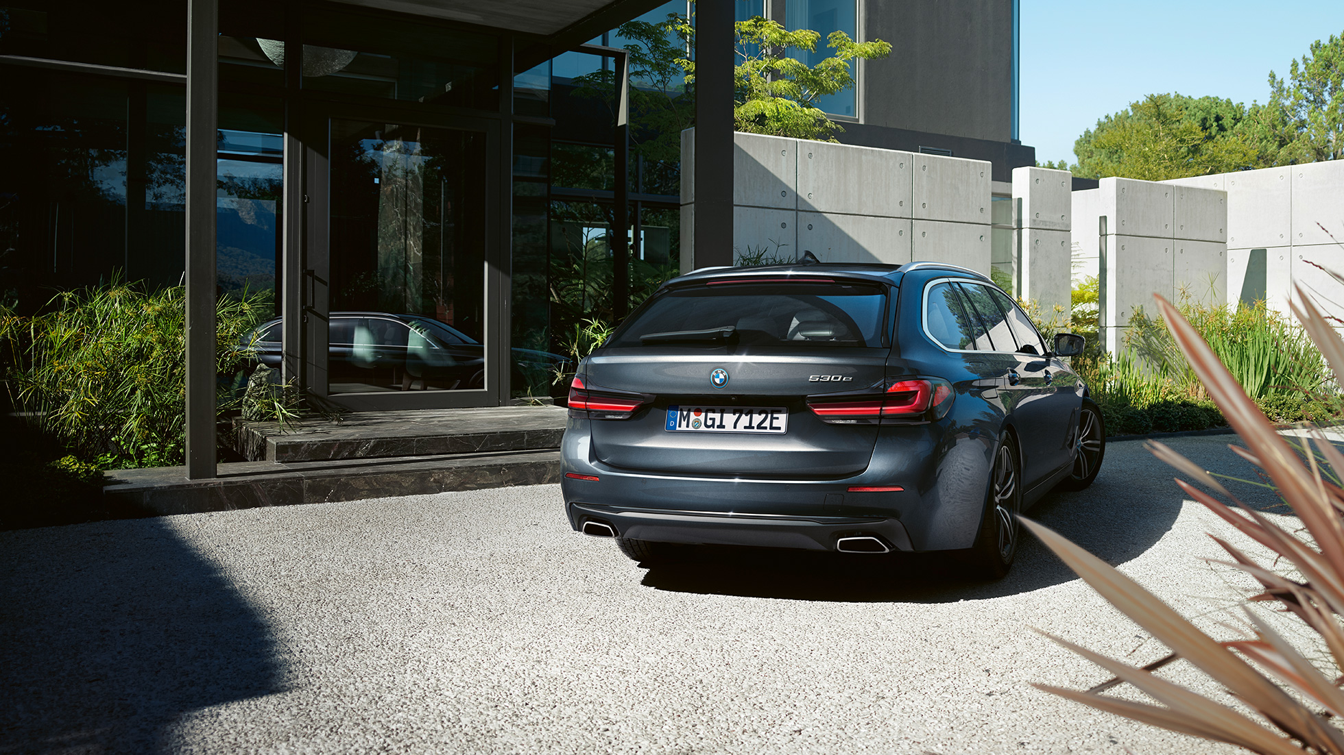 Spoilerul spate şi ţevile de eşapament ale BMW Seria 5 Touring, G31 Imagine în prim plan cu spoilerul spate şi ţevile de eşapament ale BMW Seria 5 Touring, G31, Facelift, 2020, în Gri Sophisto