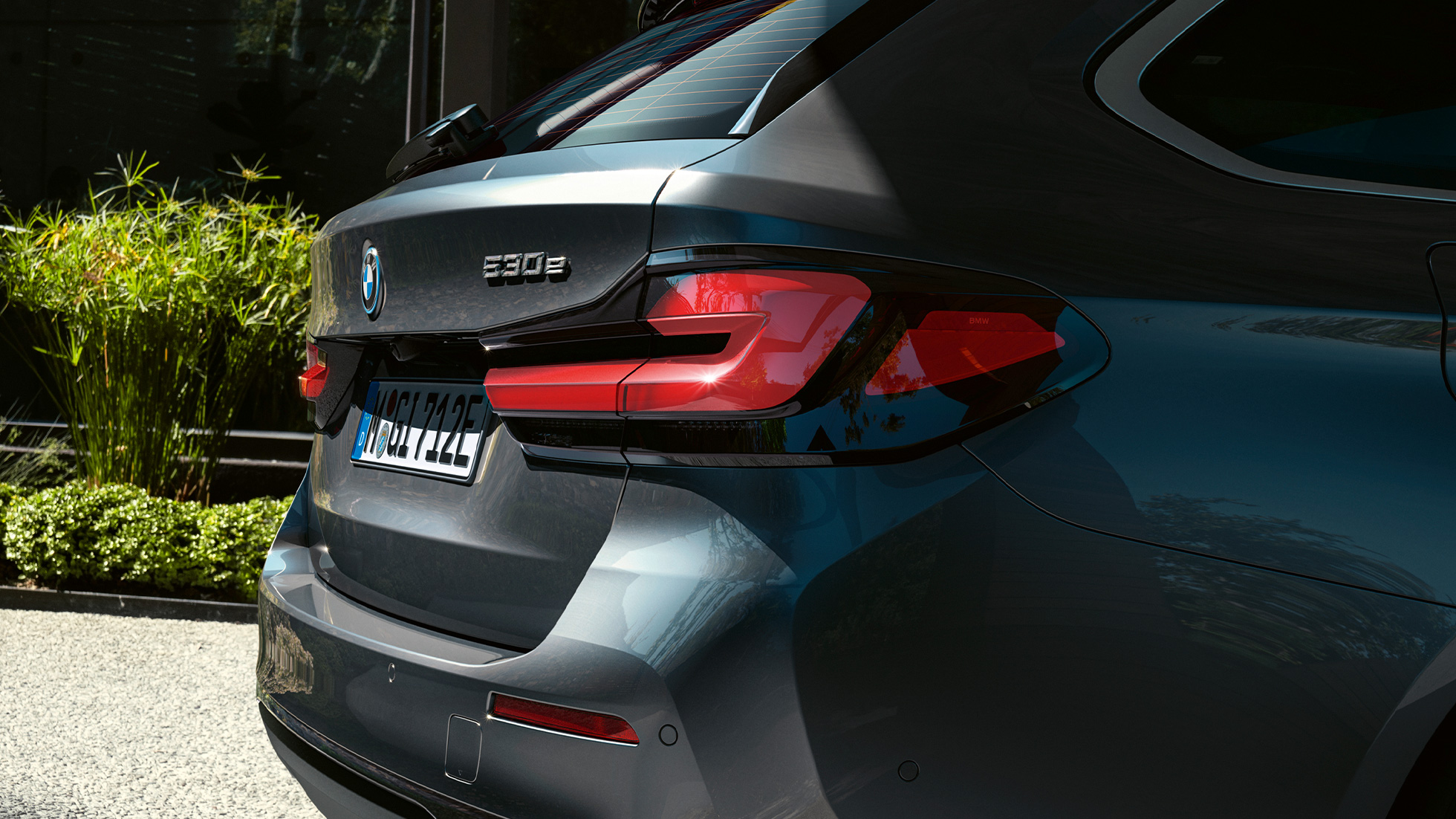 Stopurile cu formă 3D ale BMW Seria 5 Touring, G31 Imagine în prim plan cu stopurile cu formă 3D ale BMW Seria 5 Touring, G31, Facelift, 2020, în Gri Sophisto