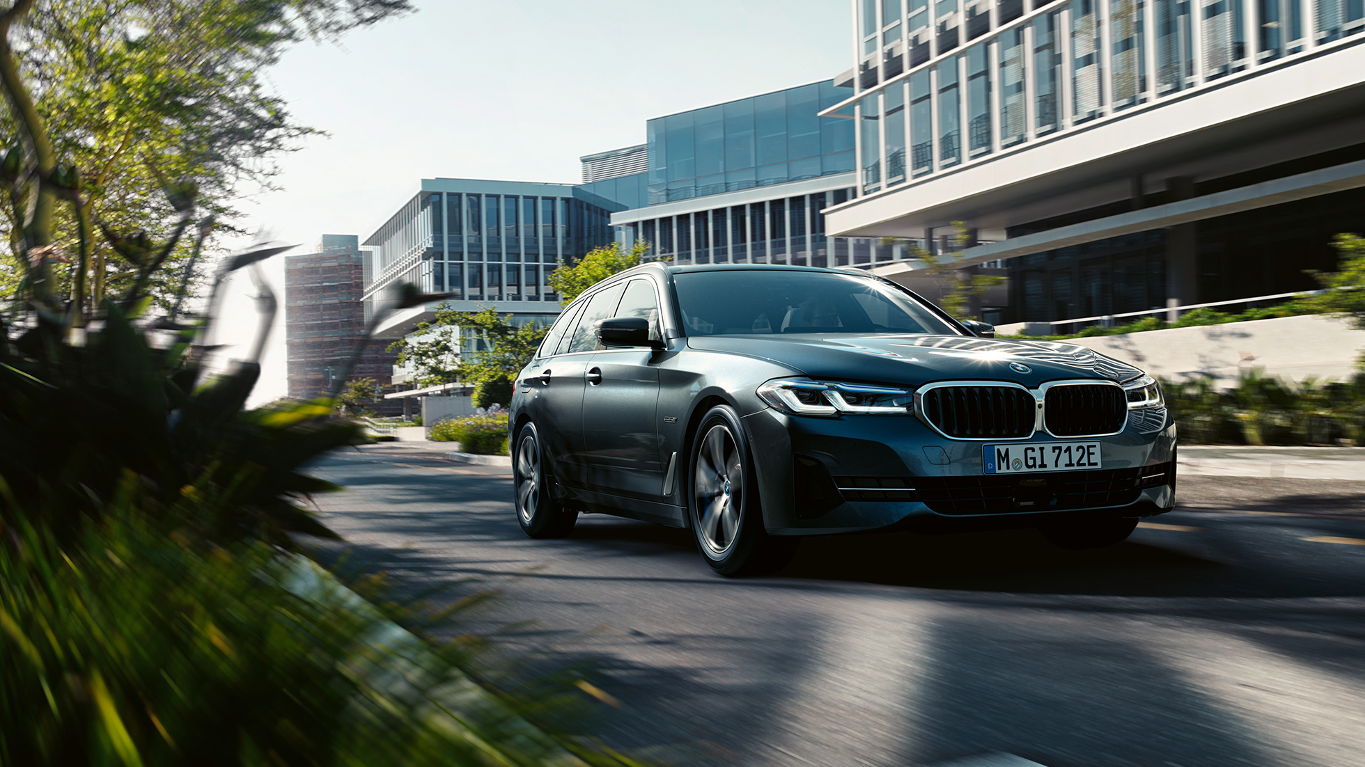 Exteriorul BMW Seria 5 Touring, G31 Imagine cu trei sferturi din partea frontală a BMW Seria 5 Touring, G31, Facelift, 2020, în Gri Sophisto, rulând prin oraş